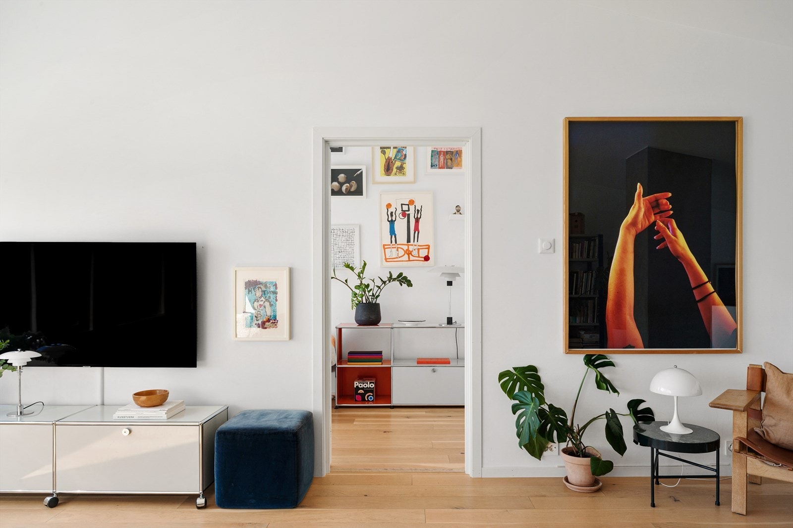 Fra stuen er det inngang til et lyst rom som egner seg godt som kontor eller soverom. Galleribilde