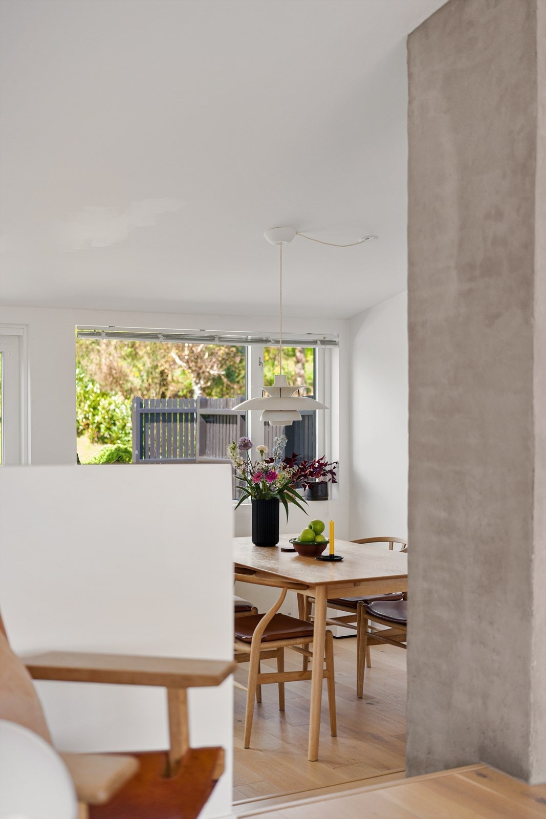 Fra spisestuen er det utgang til en terrasse på ca. 25 m² via en skyvedør i malt tre. Galleribilde