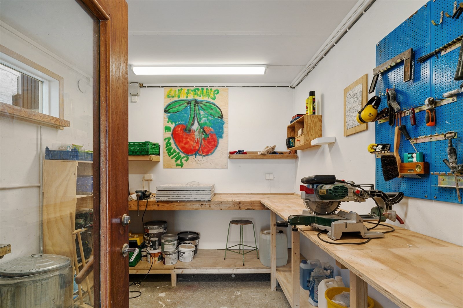 Den innerste delen av garasjen er innredet som et praktisk verksted. Galleribilde