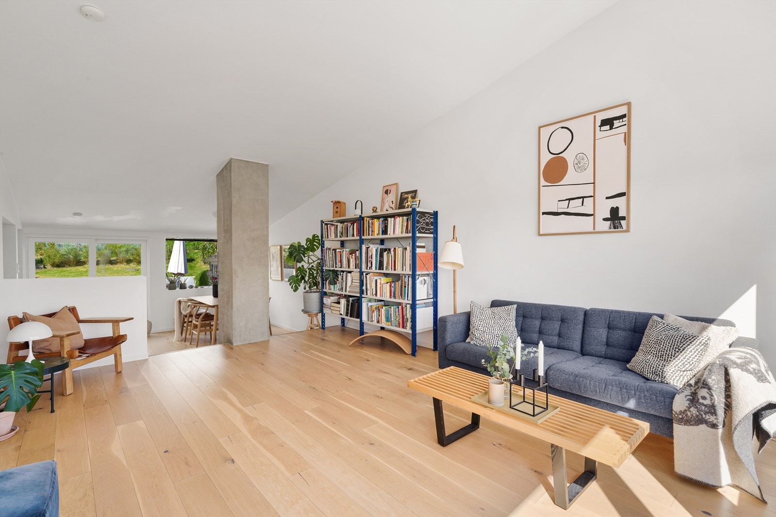 Den åpne planløsningen mellom stue, spisestue og kjøkken skaper et sosialt allrom i første etasje. Galleribilde