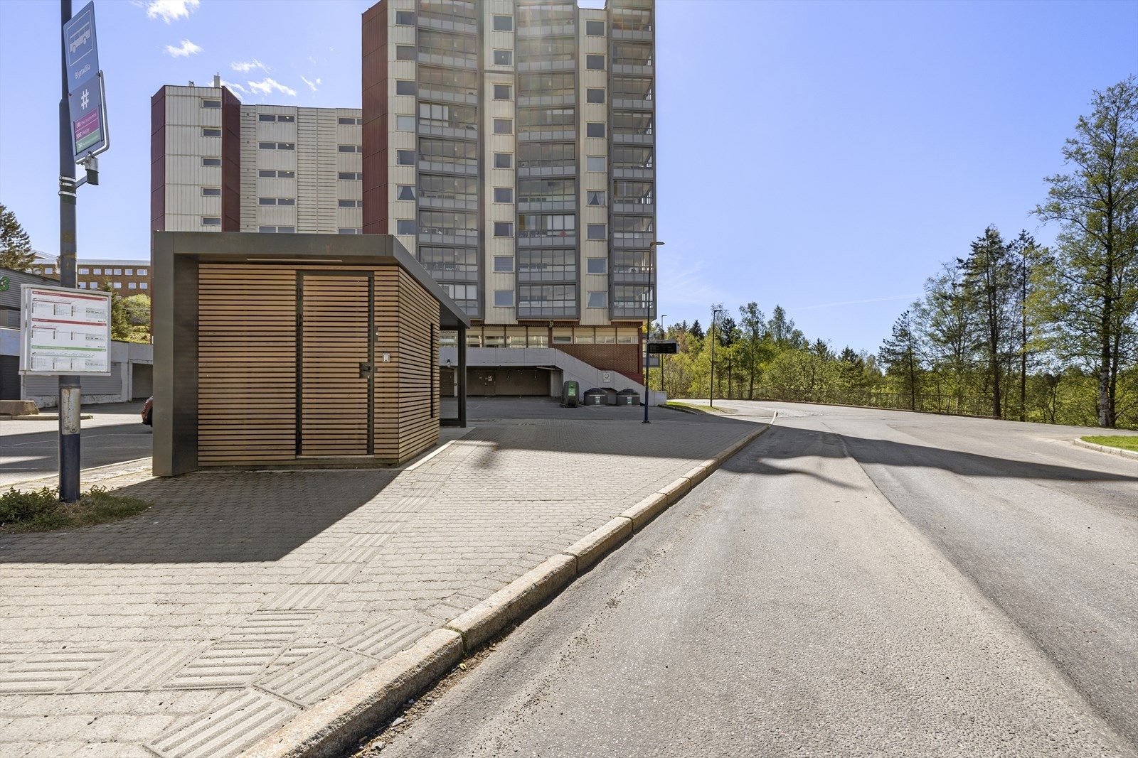 Herfra går det hyppige avganger til Lillestrøm, samt ekspressbusser til Oslo med en reisetid på rundt 25 minutter. Galleribilde