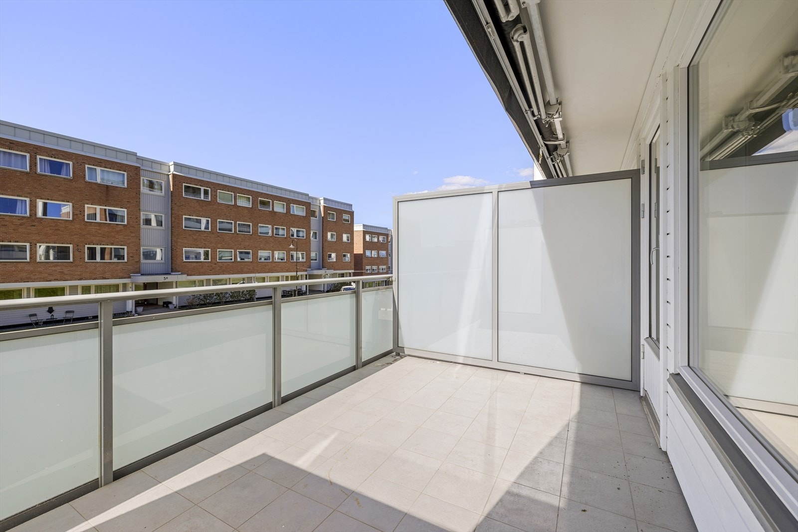 Fra stuen er det utgang til en solrik terrasse. Galleribilde