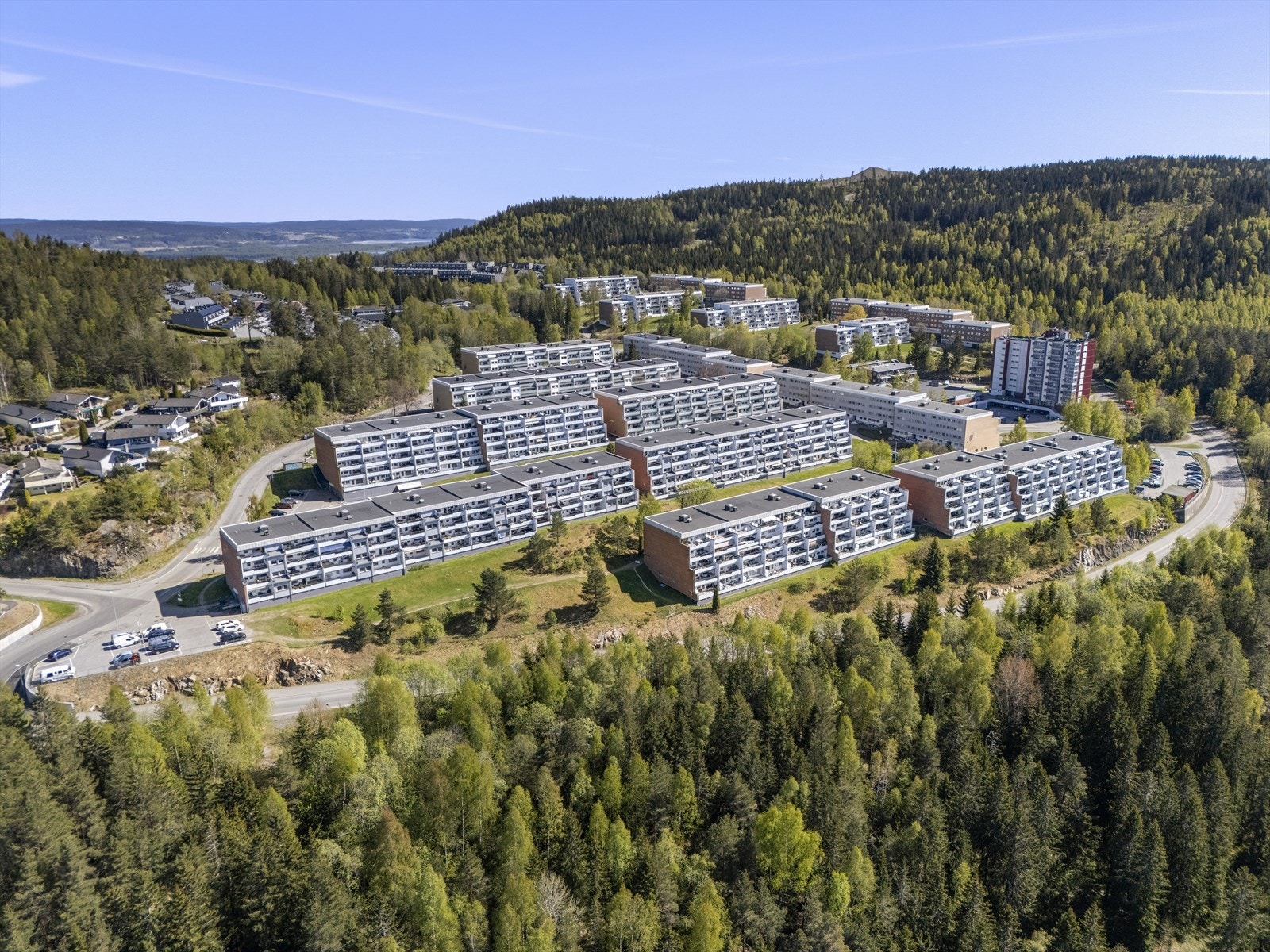 lystadlia er omkranset av store skogs- og turområder, med flotte turstier til blant annet Bjønnåsen og Ramstadslottet. Galleribilde