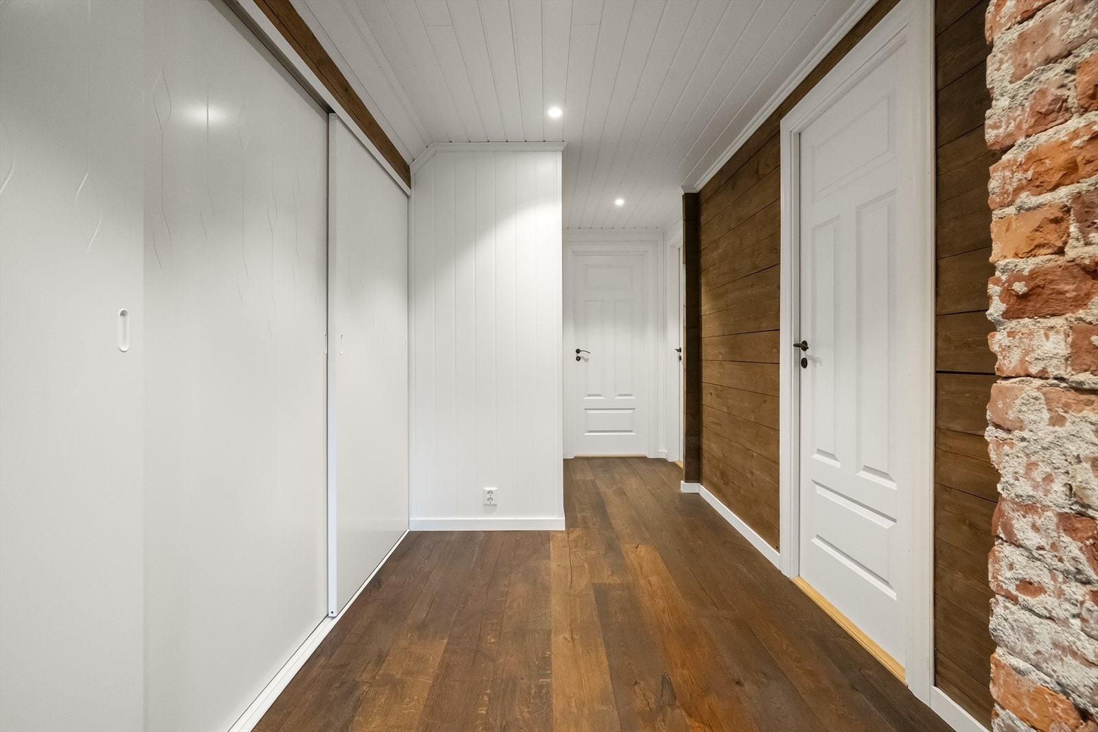 Gangen i andre etasje med skyvedørsgarderobe Galleribilde