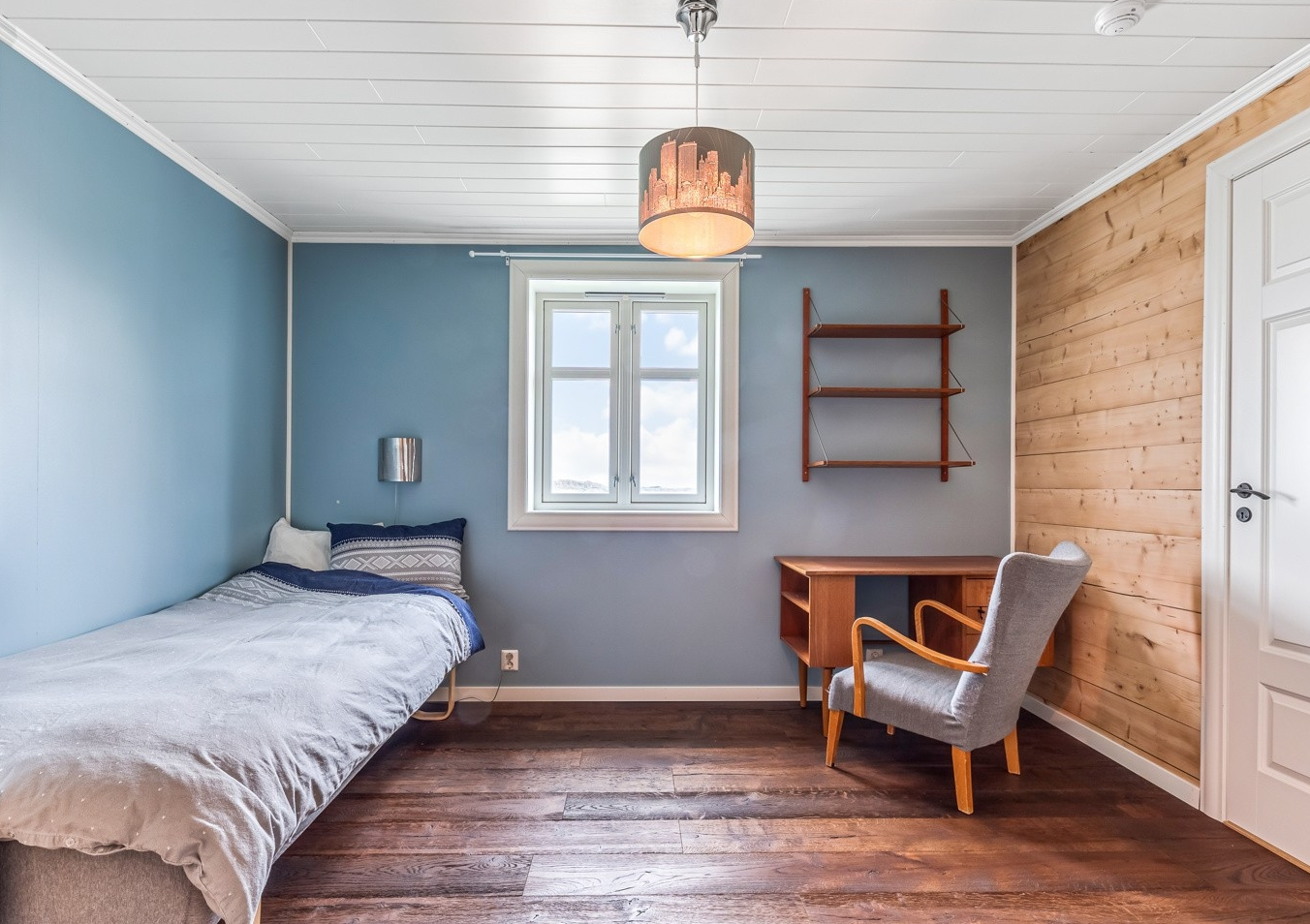 Soverom med god plass til seng og skrivepult. Galleribilde