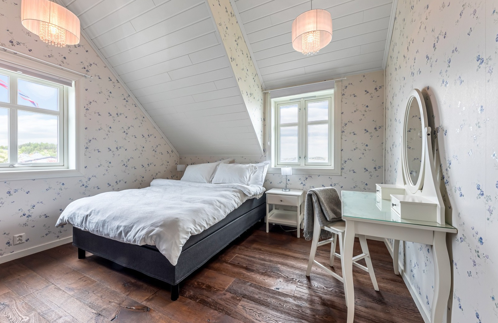 Dette soverommet har sjarmerande skråtak og plass til dobbeltseng. Galleribilde