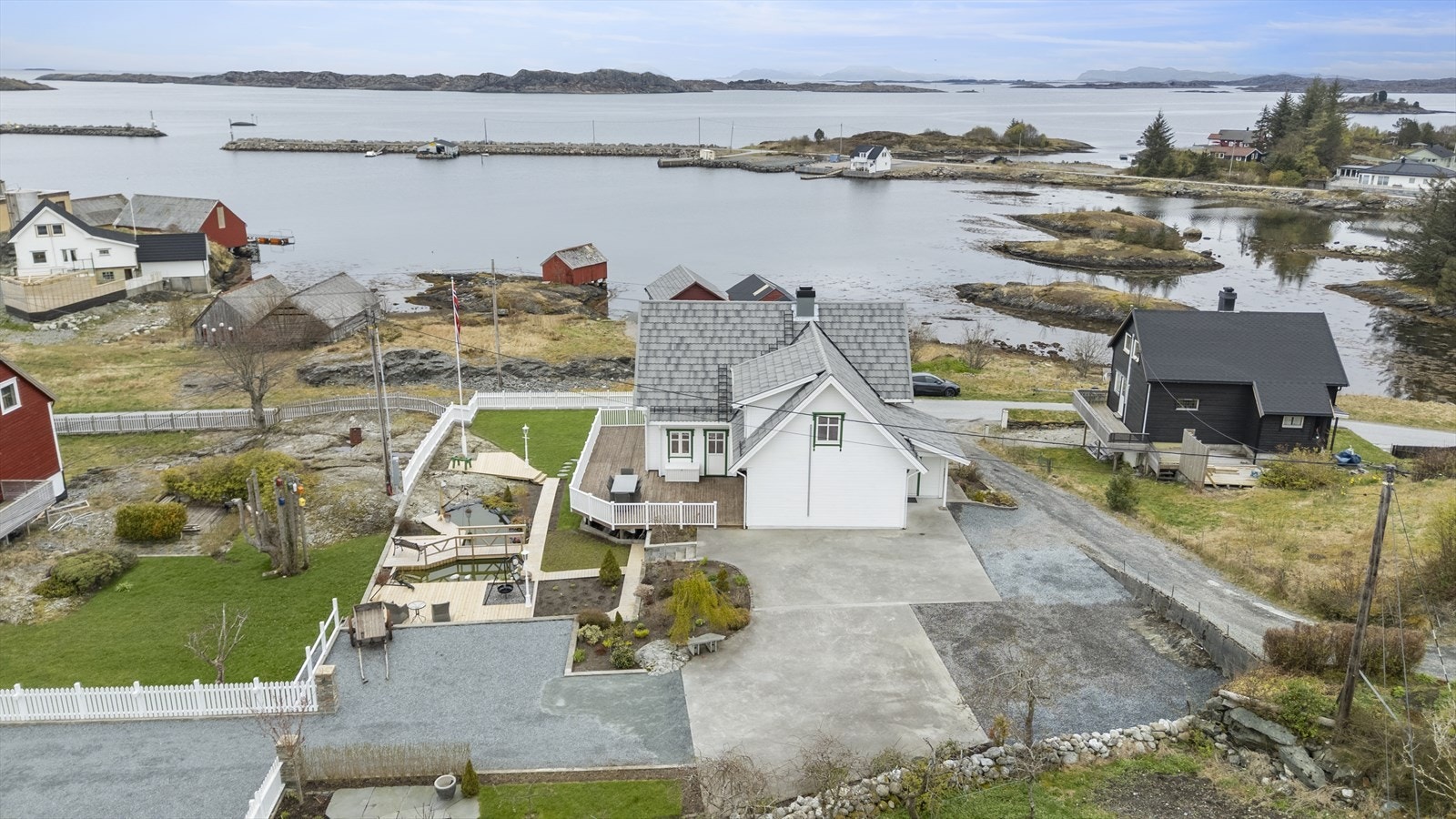 Tomta er fint opparbeidd med fleire plattingar, plen og eigen dam Galleribilde