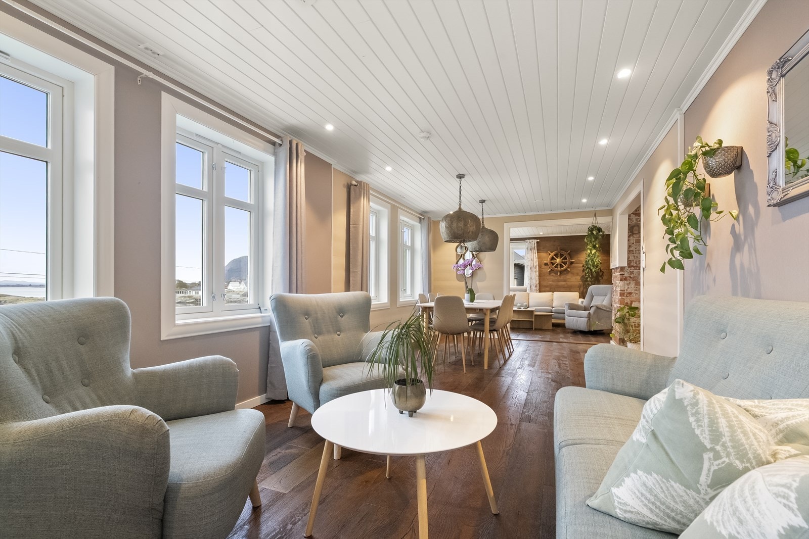 Dei store vindauga med trelags glas er frå 2016 og slepper inn godt med lys. Galleribilde