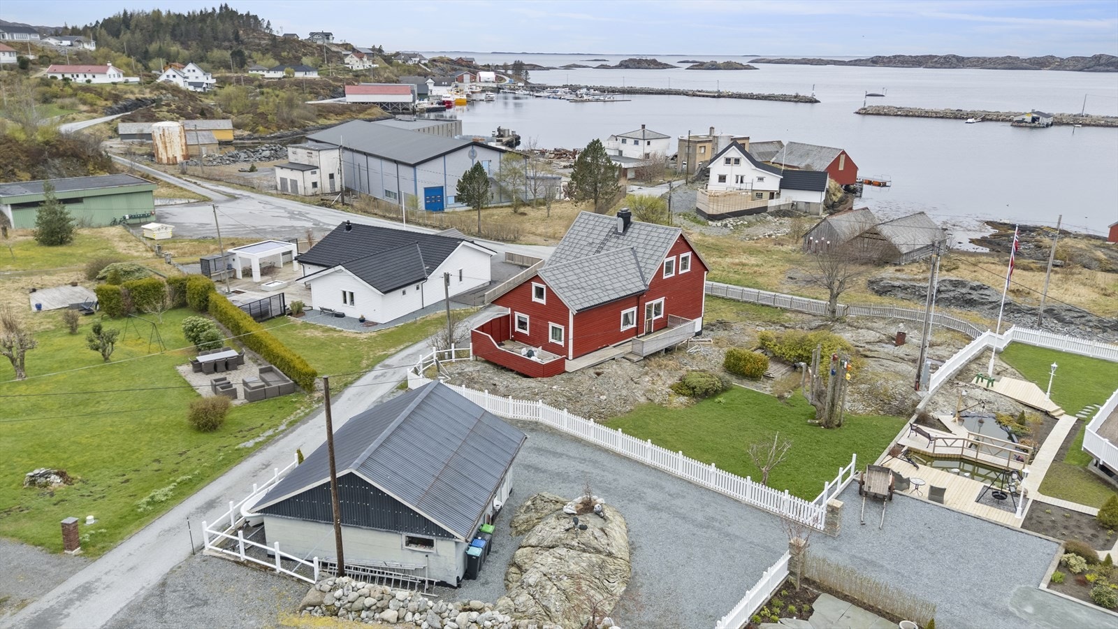 Eigedommen ligg i eit etablert bustadområde med nærleik til sjøen. Galleribilde