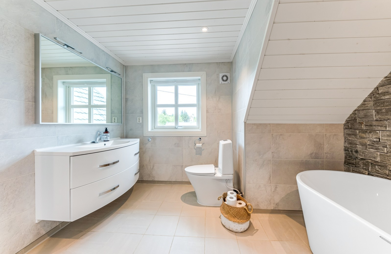 Badet i andre etasje er frå 2016 og har flislagt golv og baderomsplater på veggane. Galleribilde