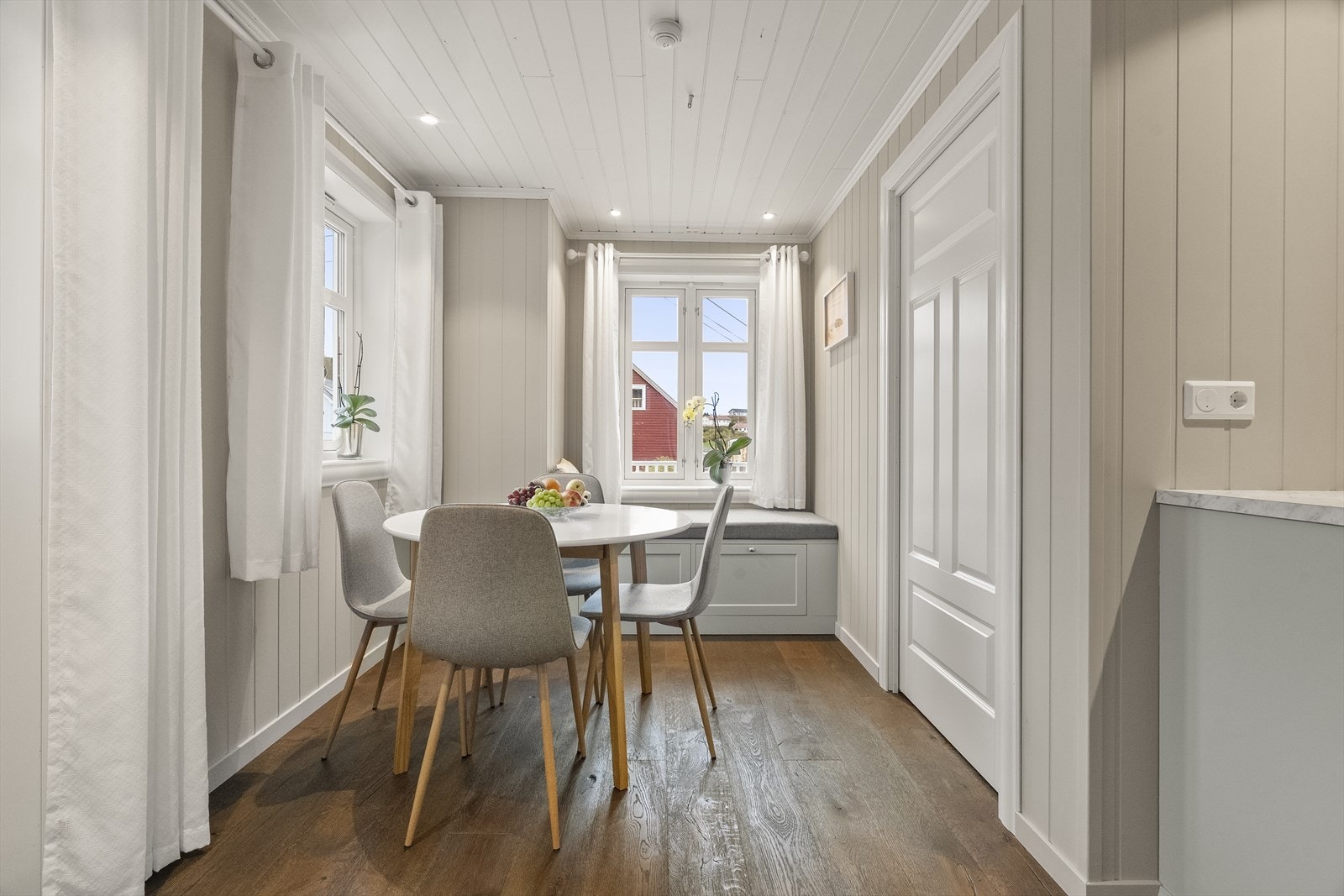 Ein hyggeleg krok ved kjøkkenet med plass til eit lite spisebord. Galleribilde