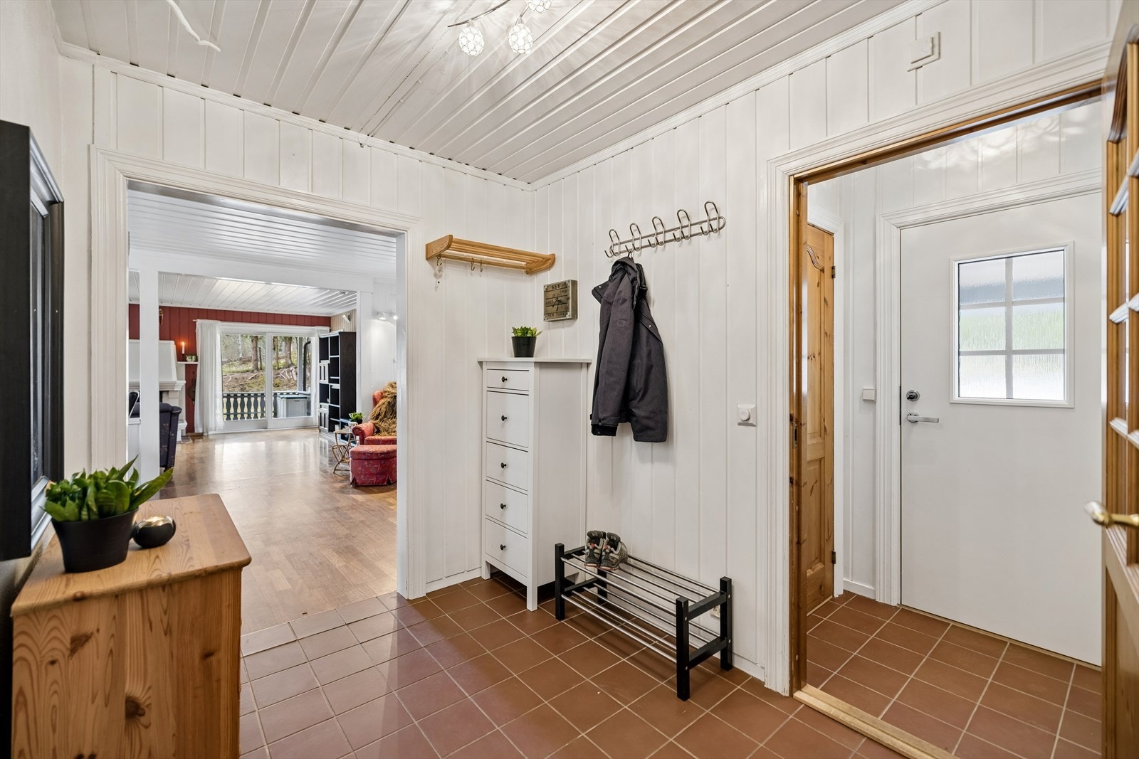 Vindfanget ønsker velkommen inn. Ytterdøren med glassfelt er fra 2020. Galleribilde