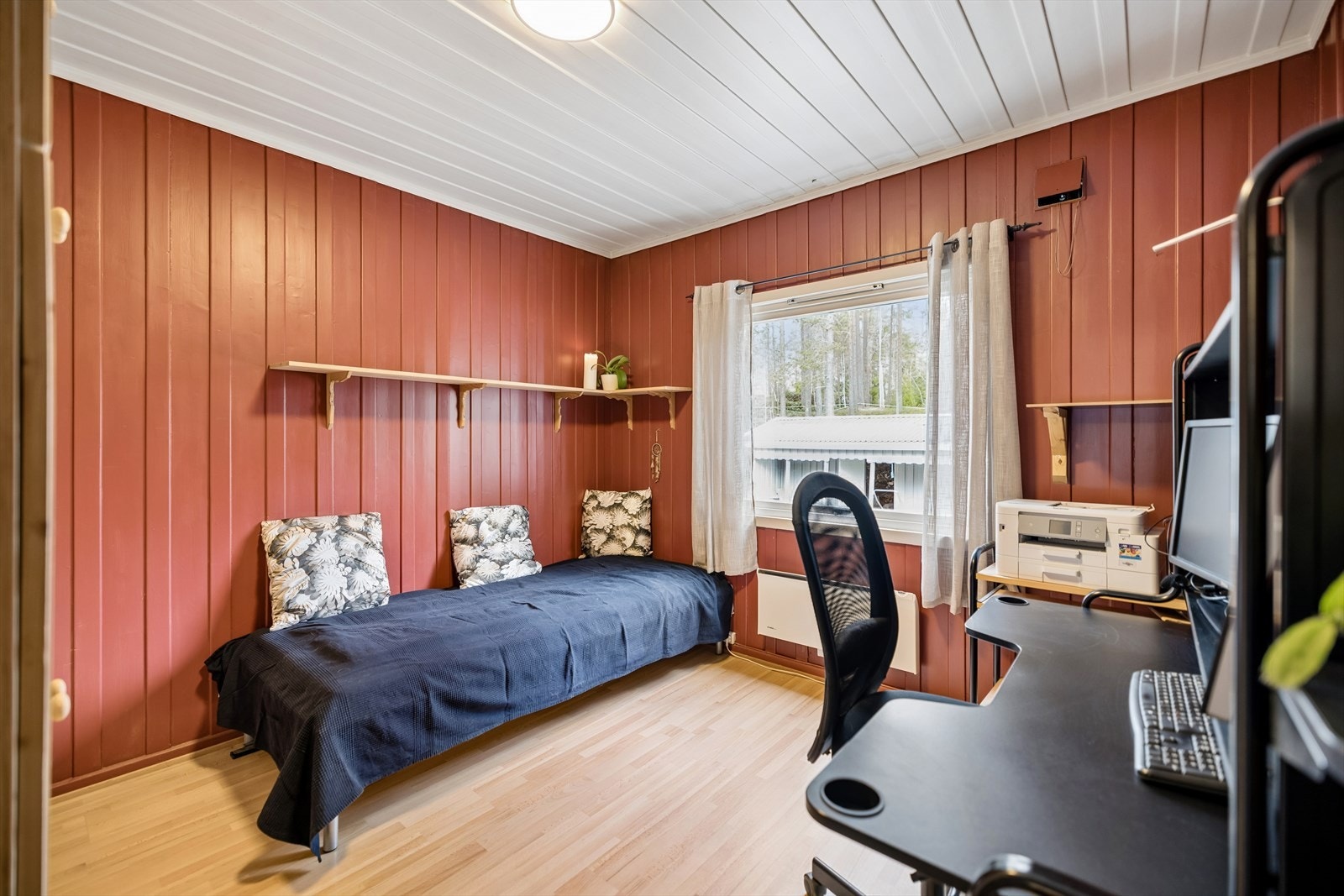 Begge soverommene har laminat på gulvet og panel på vegger og i tak. Galleribilde