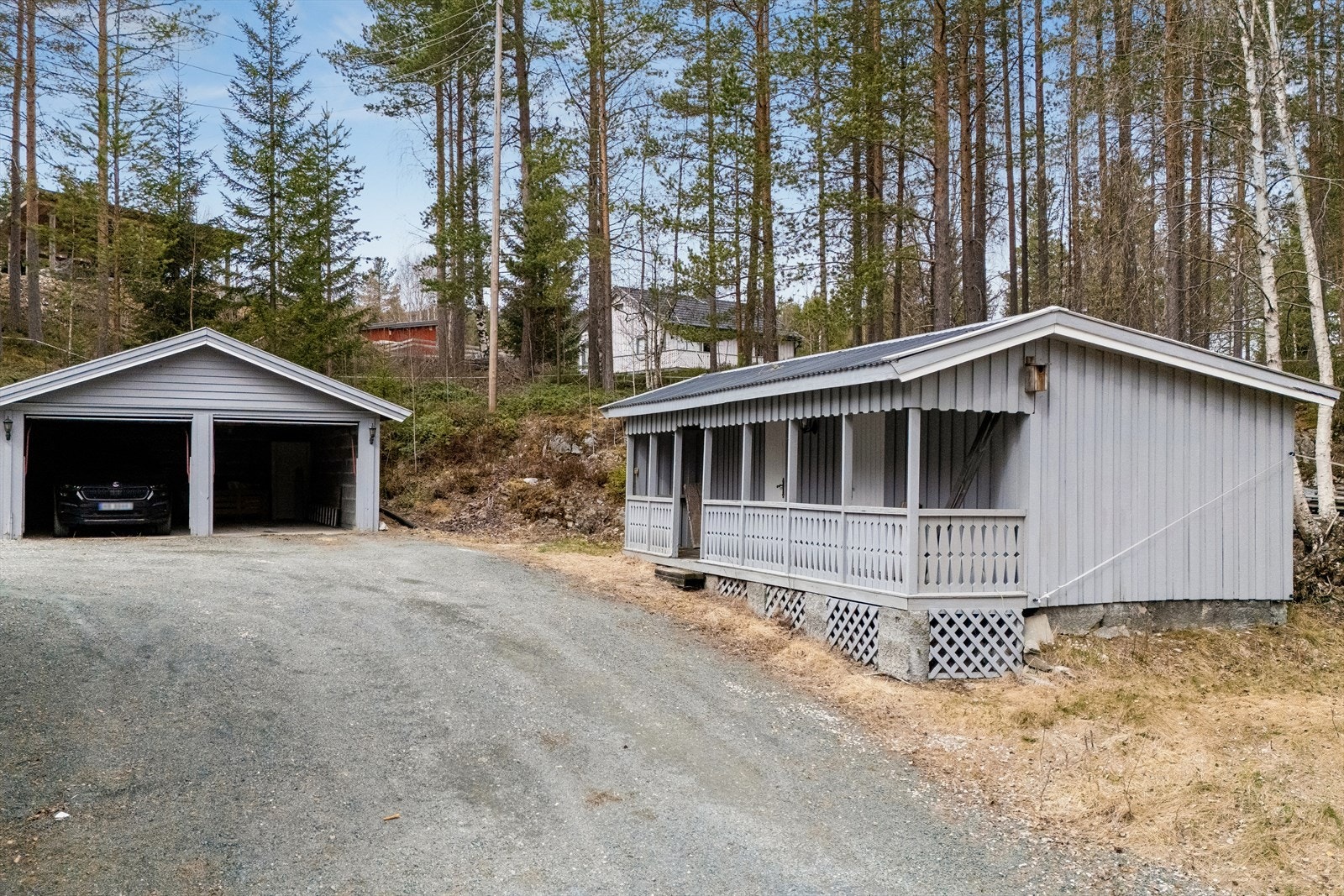 Dobbelgarasjen fra 1982 har innlagt strøm. Uthuset gir ytterligere lagringsmuligheter. Galleribilde