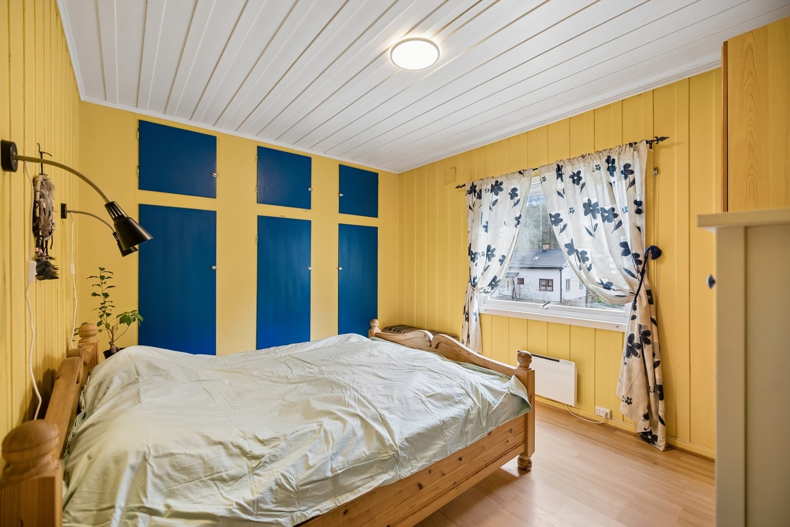 Soverommet har plassbygget garderobeløsning. Galleribilde