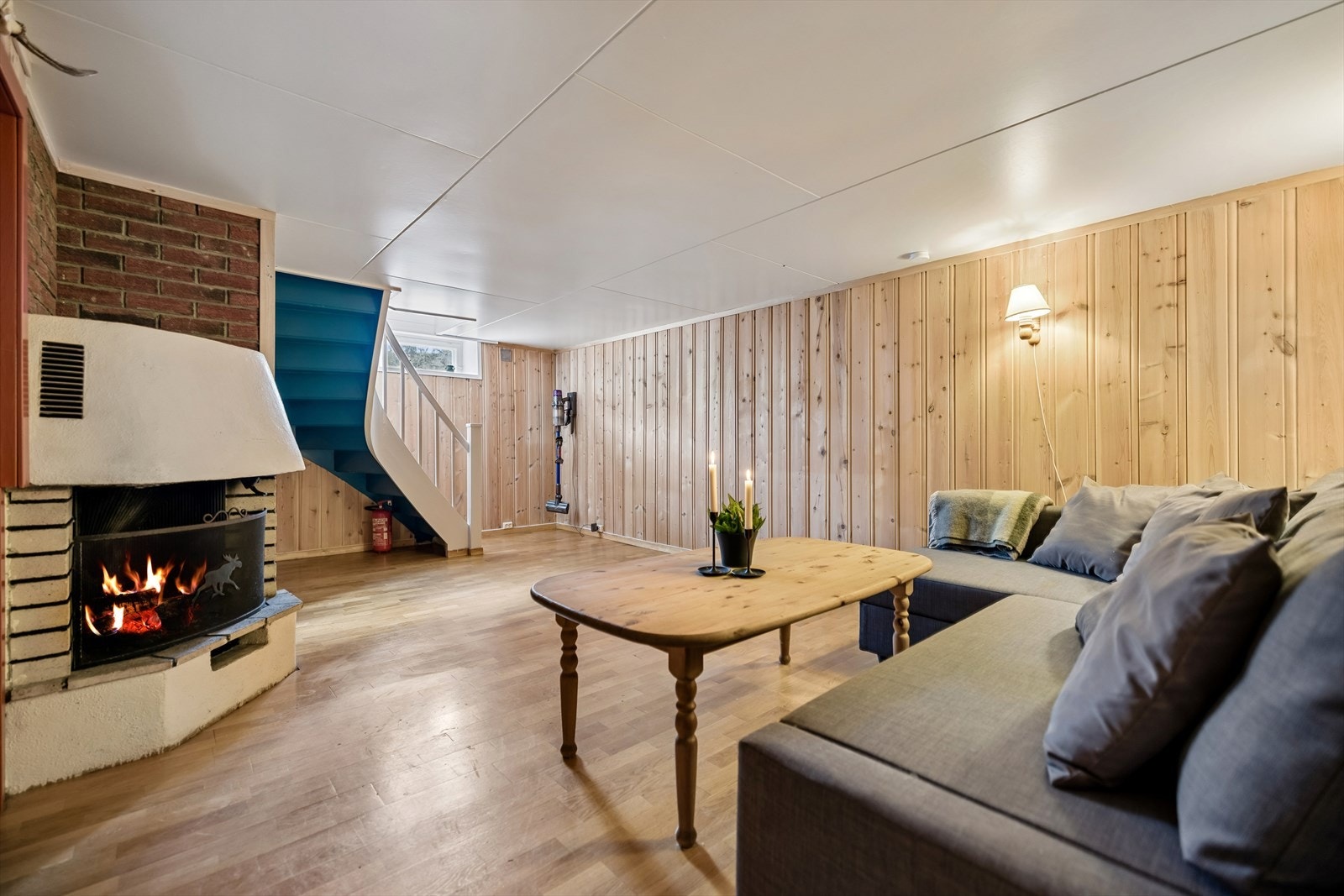 En hyggelig kjellerstue med åpen peis. Rommet er ikke godkjent til varig opphold grunnet dagslyskrav. Galleribilde