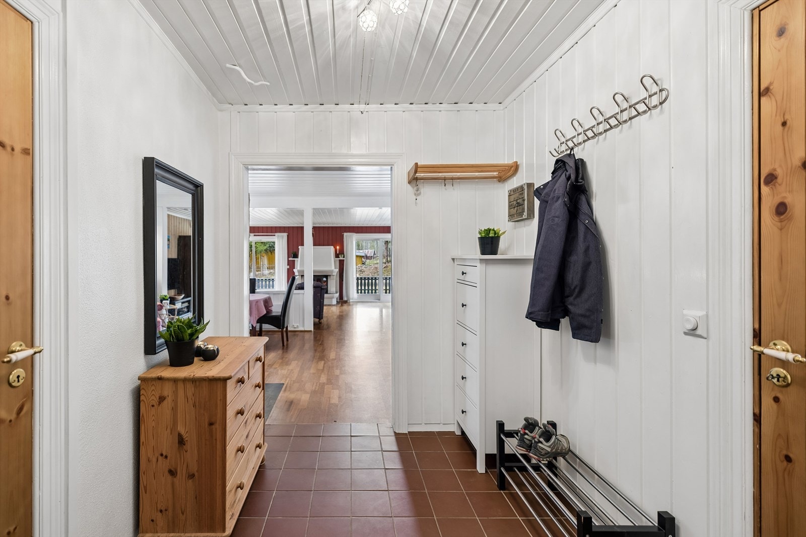 Fra gangen er det tilkomst til boligens to soverom og bad, samt åpen løsning mot stuen. Galleribilde