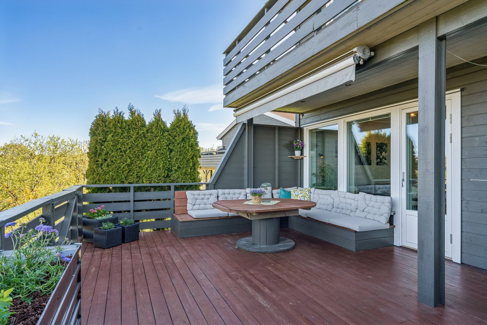 Stor terrasse med integrert sofa Galleribilde