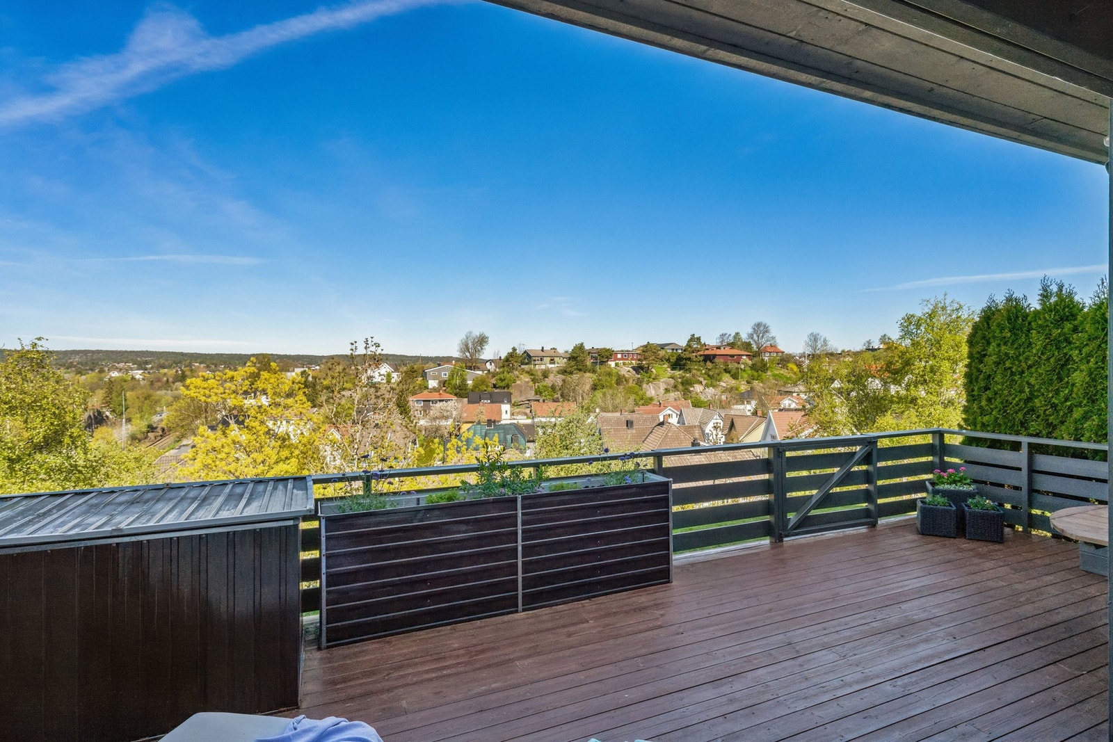 Vestvendt terrasse med utsikt Galleribilde