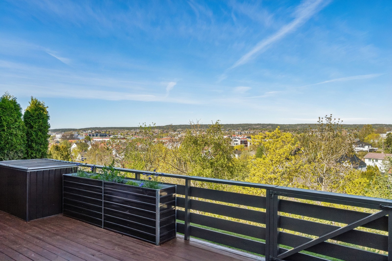 Vestvendt terrasse med utsikt Galleribilde