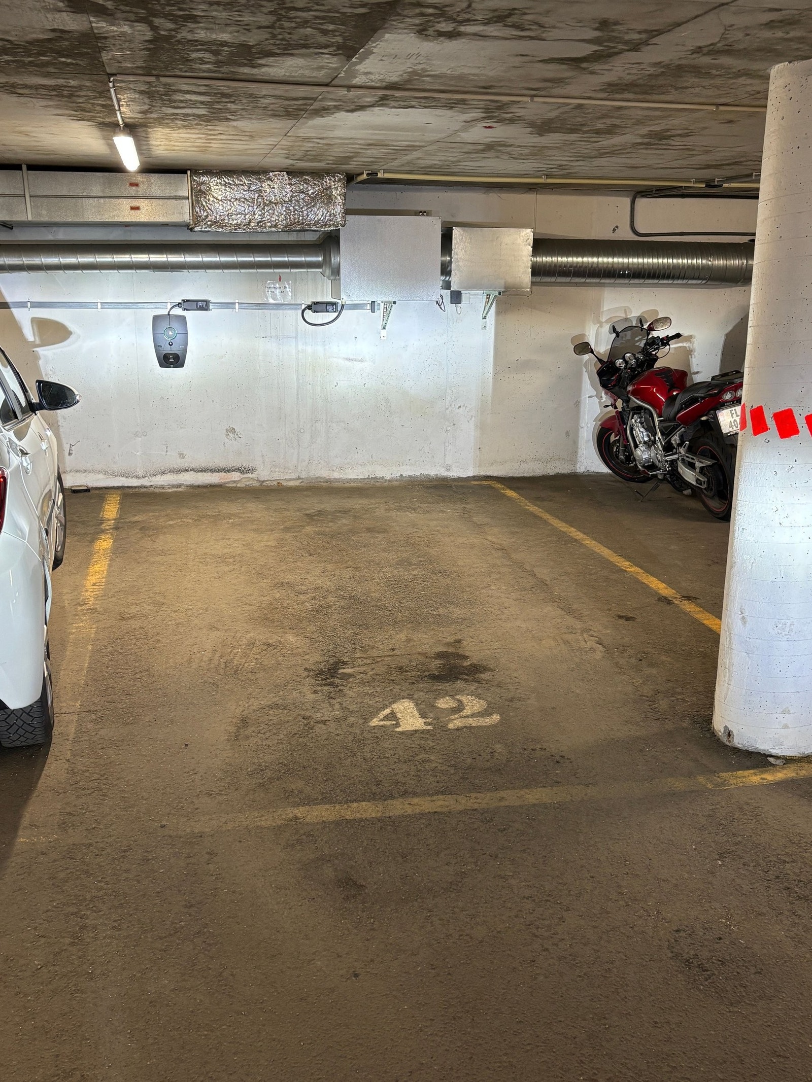 Parkeringsplass med egen lader i P-hus Galleribilde