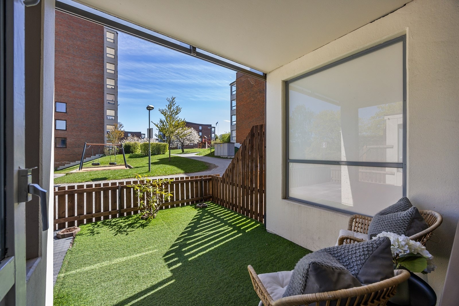 Fra kjøkkenet kommer du ut til en stor, sørøstvendt markterrasse på 24 m². Galleribilde