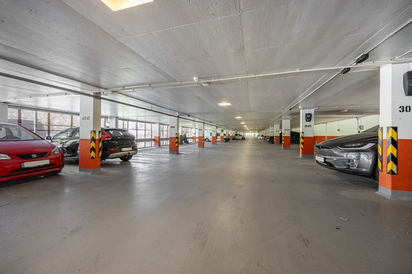 Leiligheten disponerer en parkeringsplass med elbillader i garasjeanlegget. Garasjen har blitt renovert i 2026. Galleribilde