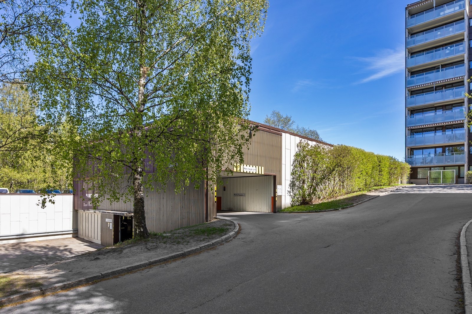 Innkjøring til felles garasjeanlegg. Galleribilde