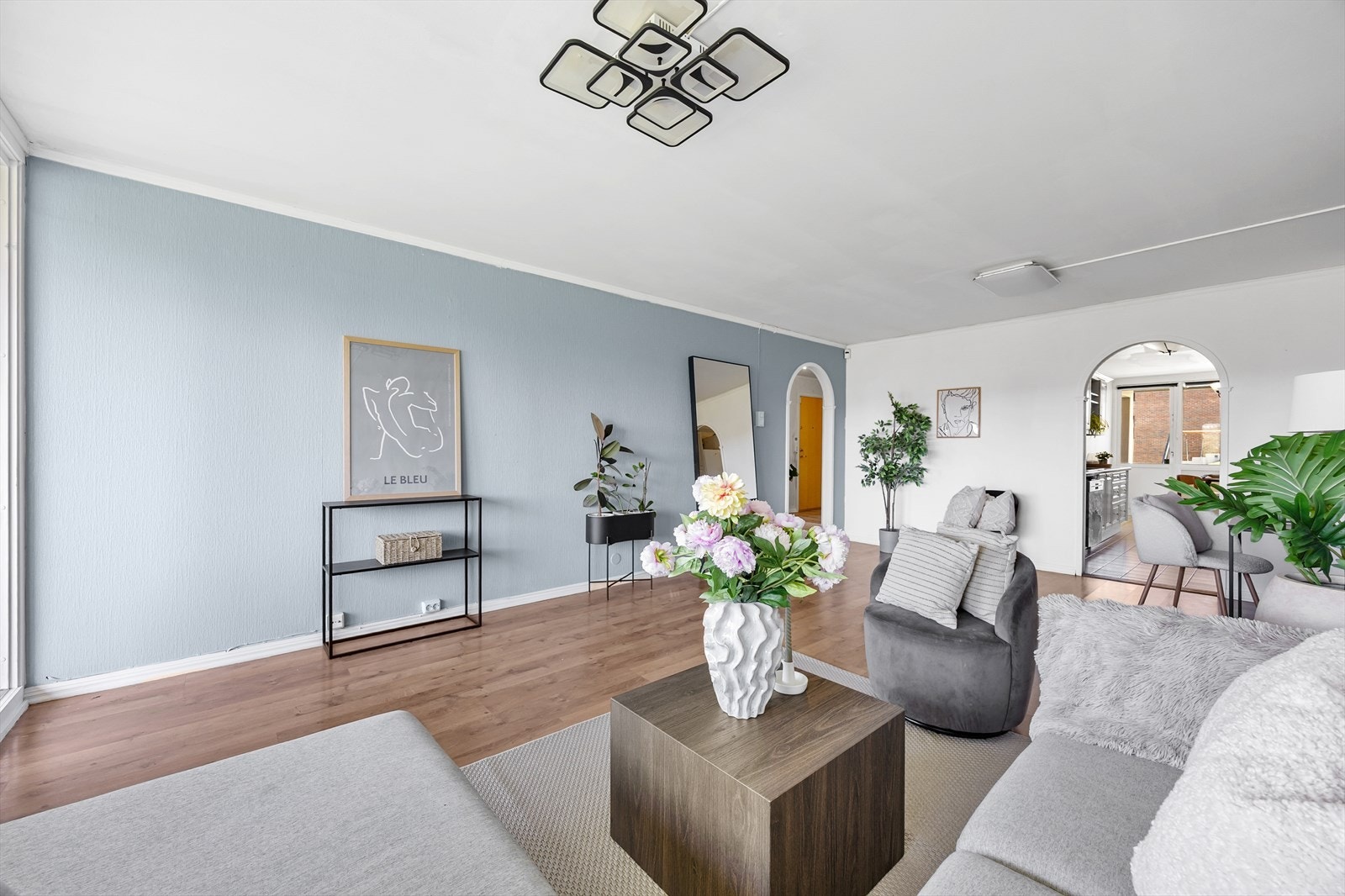 Her er det plass til sofagruppe, mediemøbler og spisebord. Galleribilde
