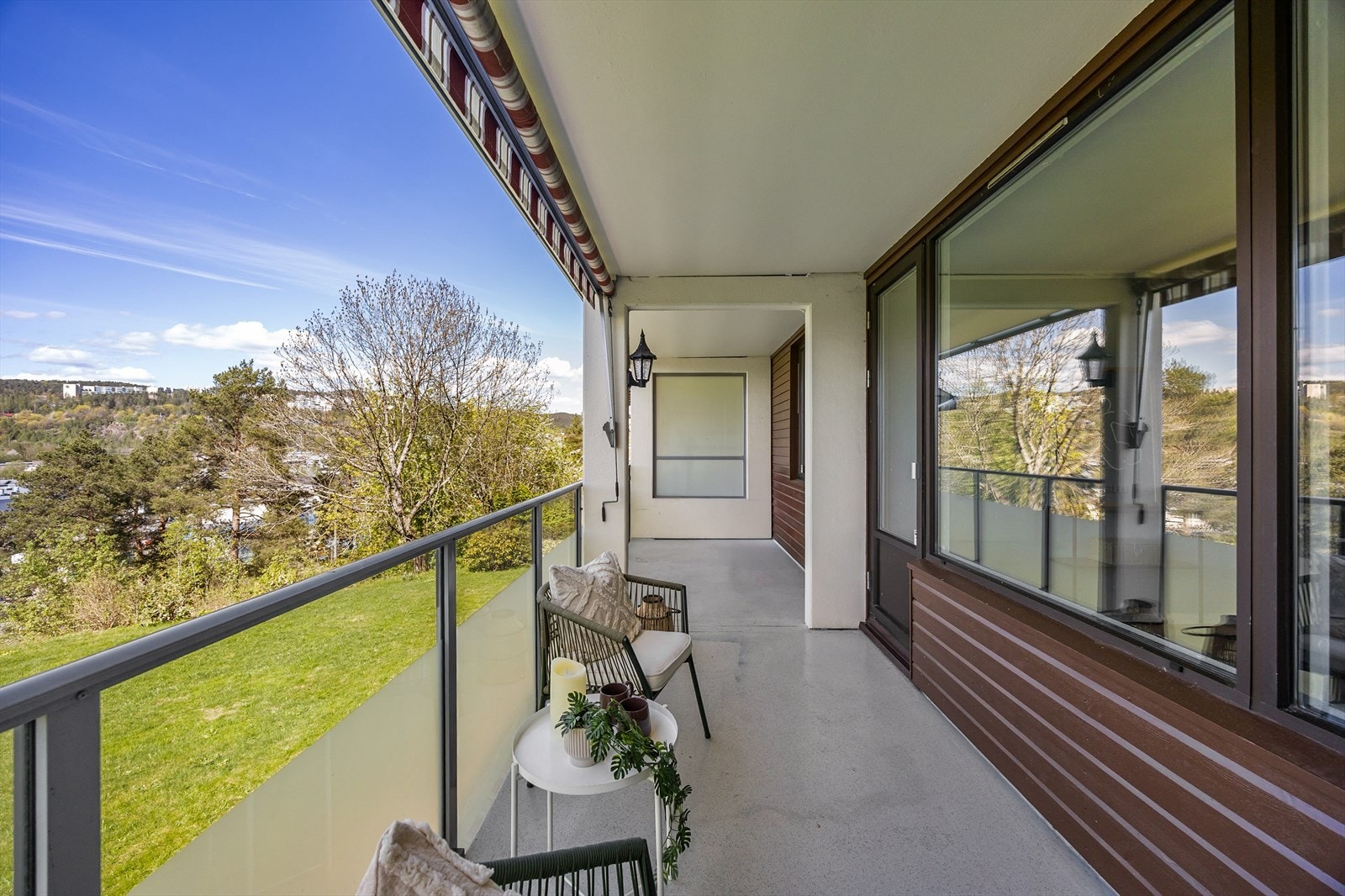 Balkongen er en fin forlengelse av stuen og har plass til utemøbler og grill. Galleribilde