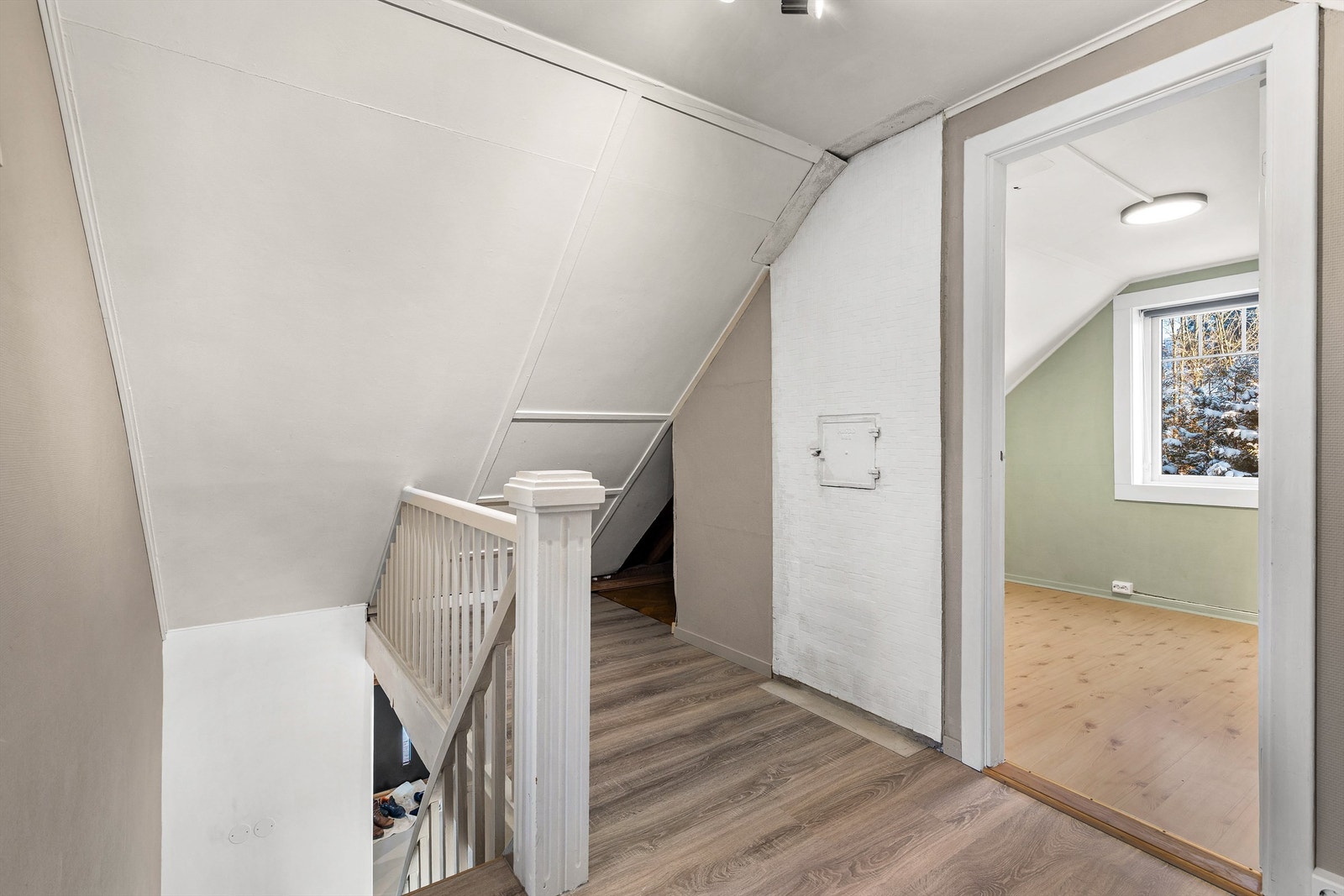 Loftsgang med trapp og adkomst til soverom Galleribilde
