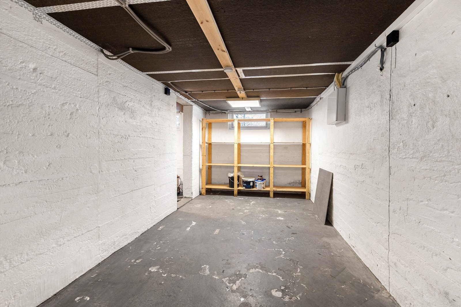 Kjellerbod med gode lagringsmuligheter Galleribilde