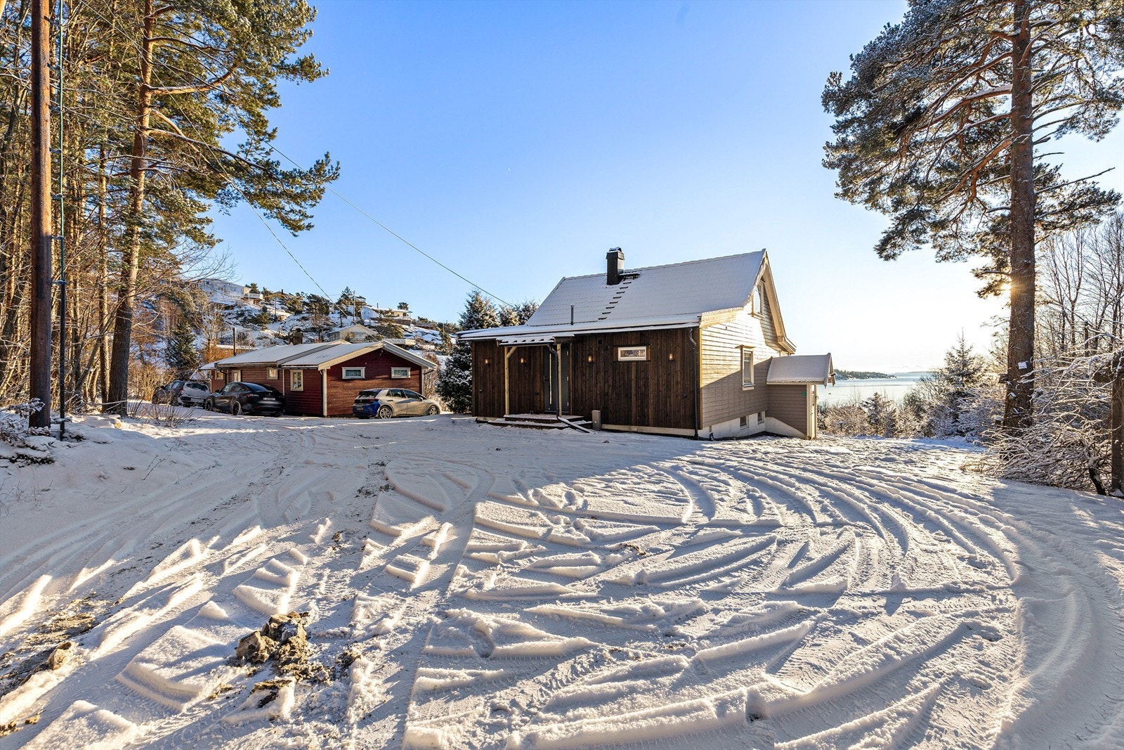Stor gårdsplass og utsikt mot sjøen Galleribilde