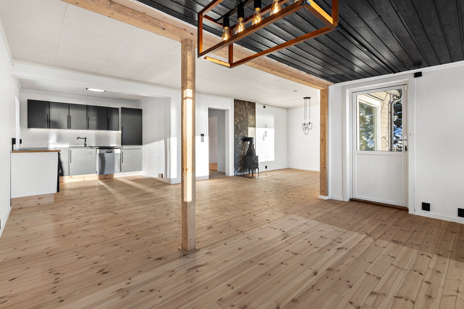 Stue med plass til spisebord og sofagruppe Galleribilde