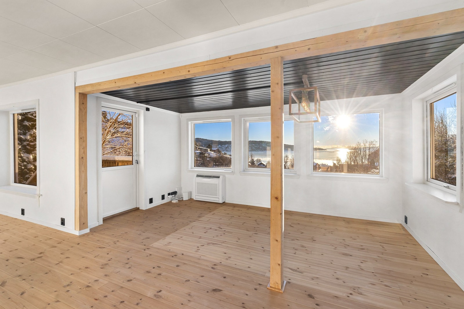 Lys stue med flott utsikt over fjorden Galleribilde