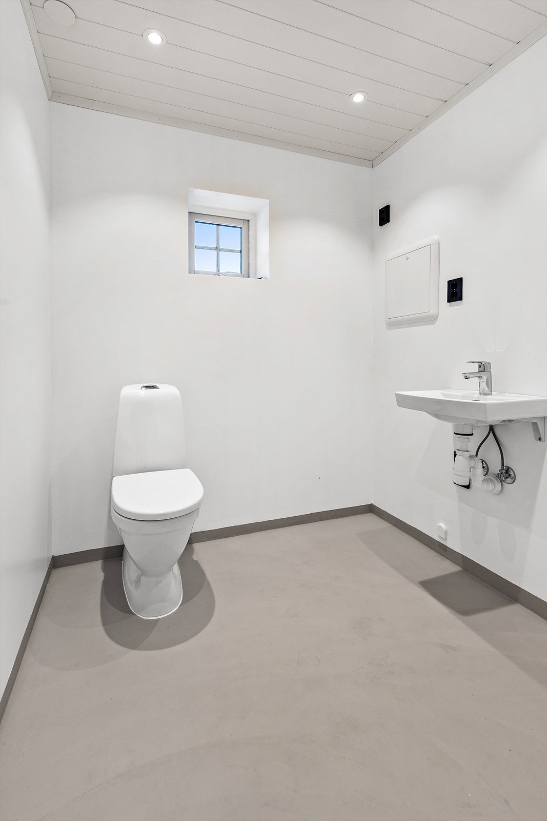 Vaskerom fra 2025. Gulv med mikrosement og gulvvarme. Innredet med vegghengt servant og gulvstående toalett. Selger opplyser at det blir etablert opplegg for vaskemaskin. Galleribilde