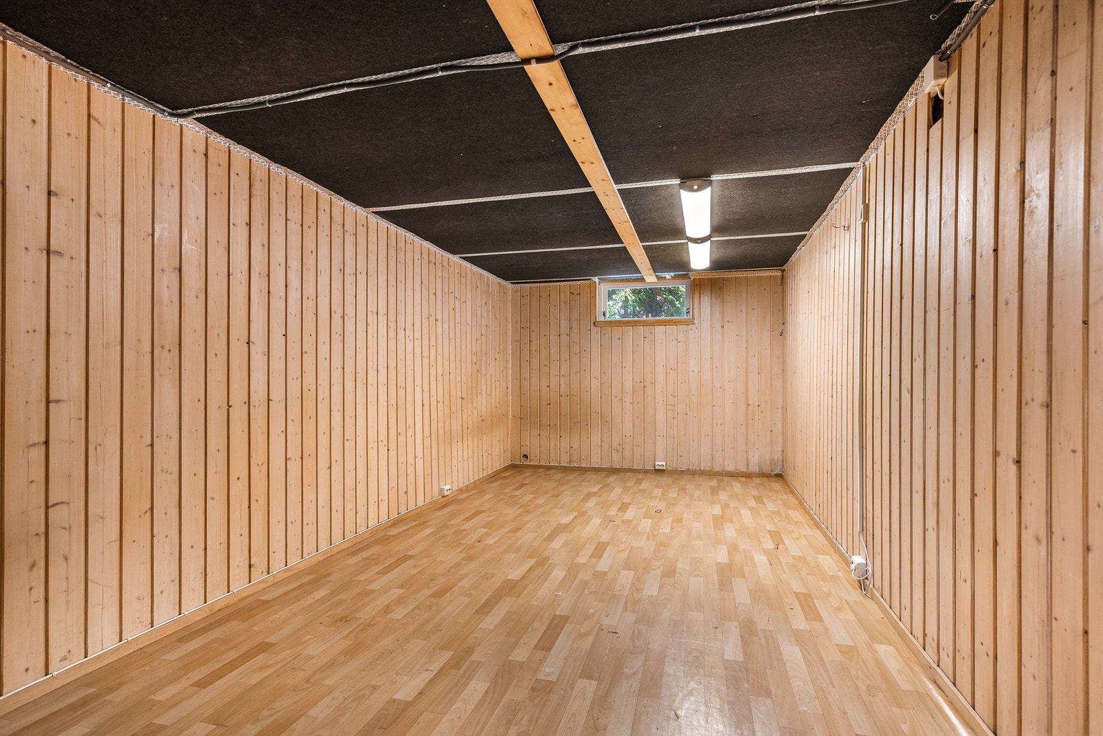 Bod i kjeller med panel på vegger Galleribilde