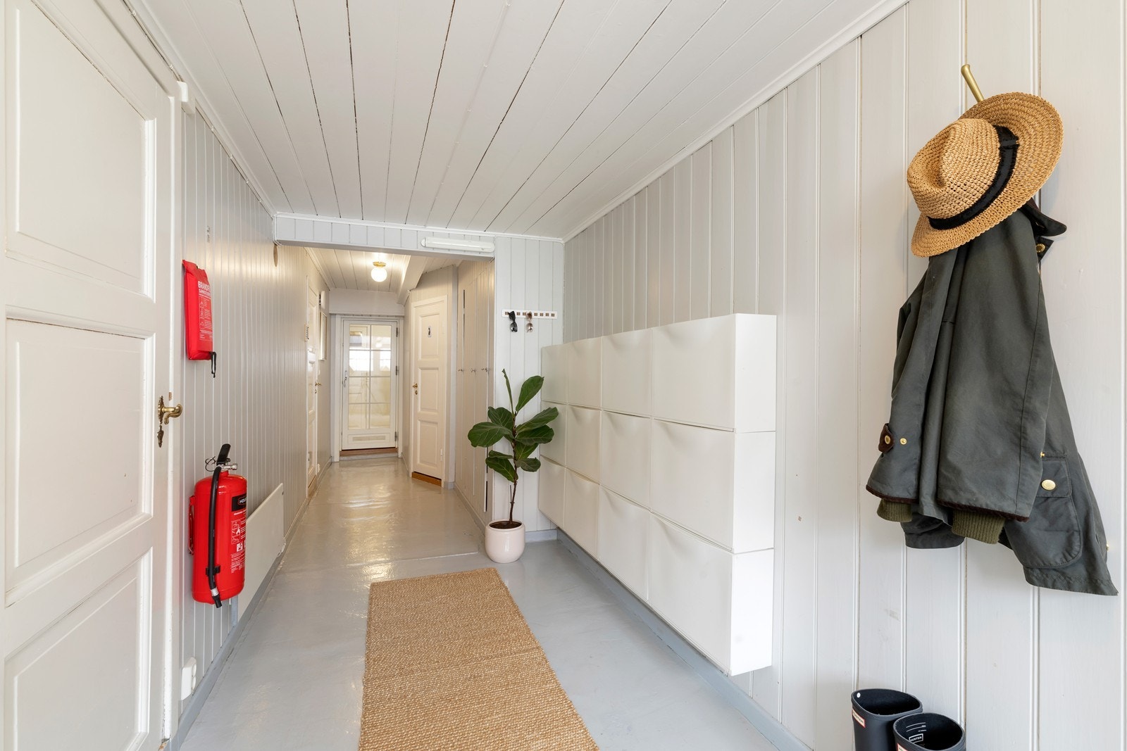 Portrom med oppbevaringsmuligheter Galleribilde