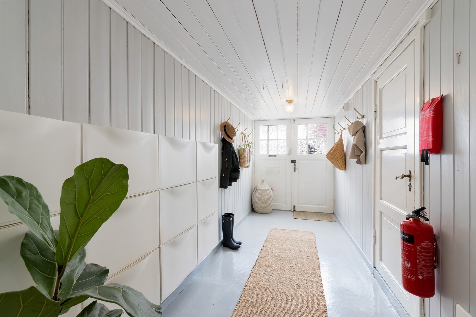 I boligen er det 2 inngangsdører til bolig. Her inngang til portrom. Galleribilde