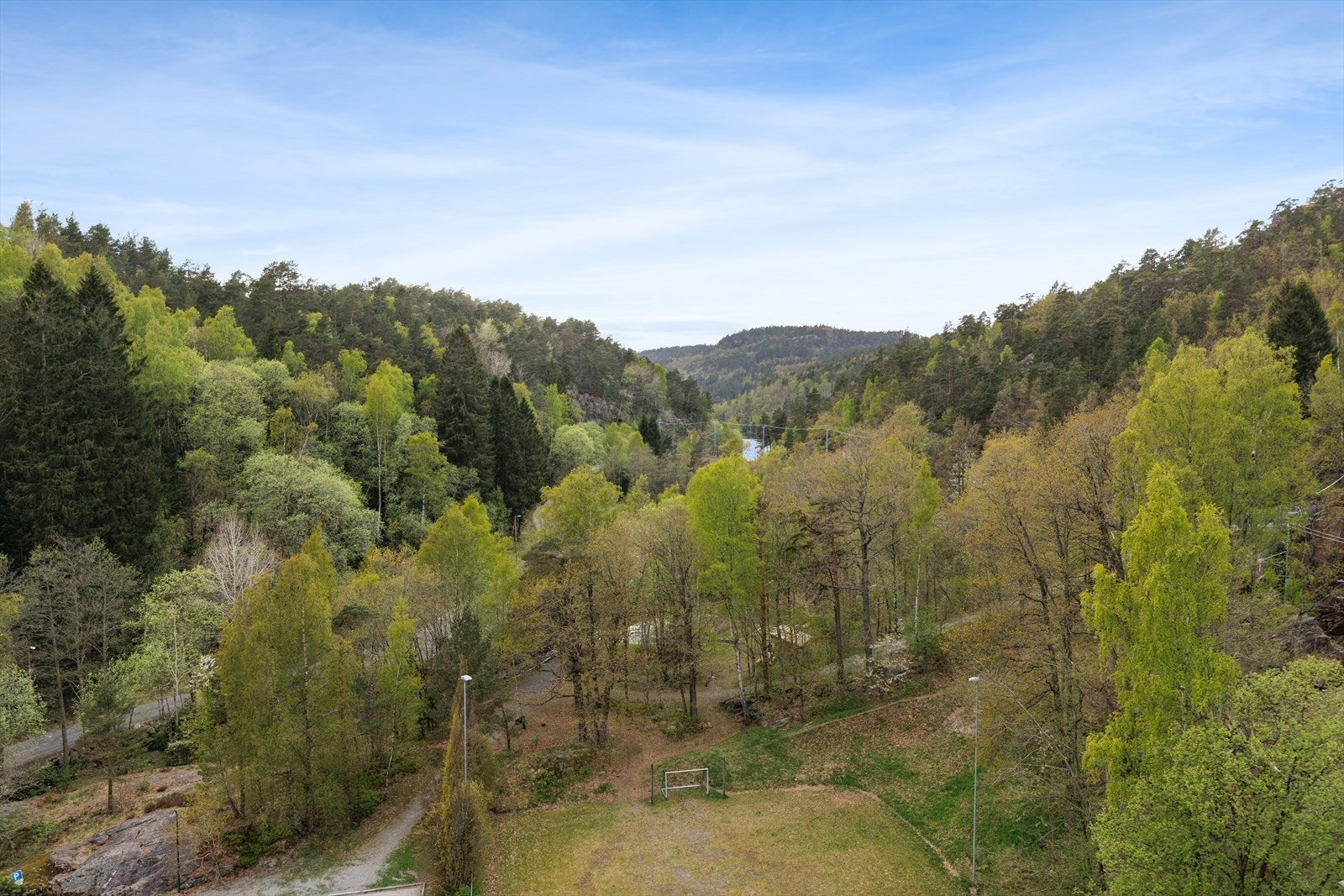 Eiendommen ligger i umiddelbar nærhet til flotte turområder videre inn i Suldalen. Det er heller ikke lange veien til Baneheia og Ravnedalen, perfekt for rekreasjon. Galleribilde