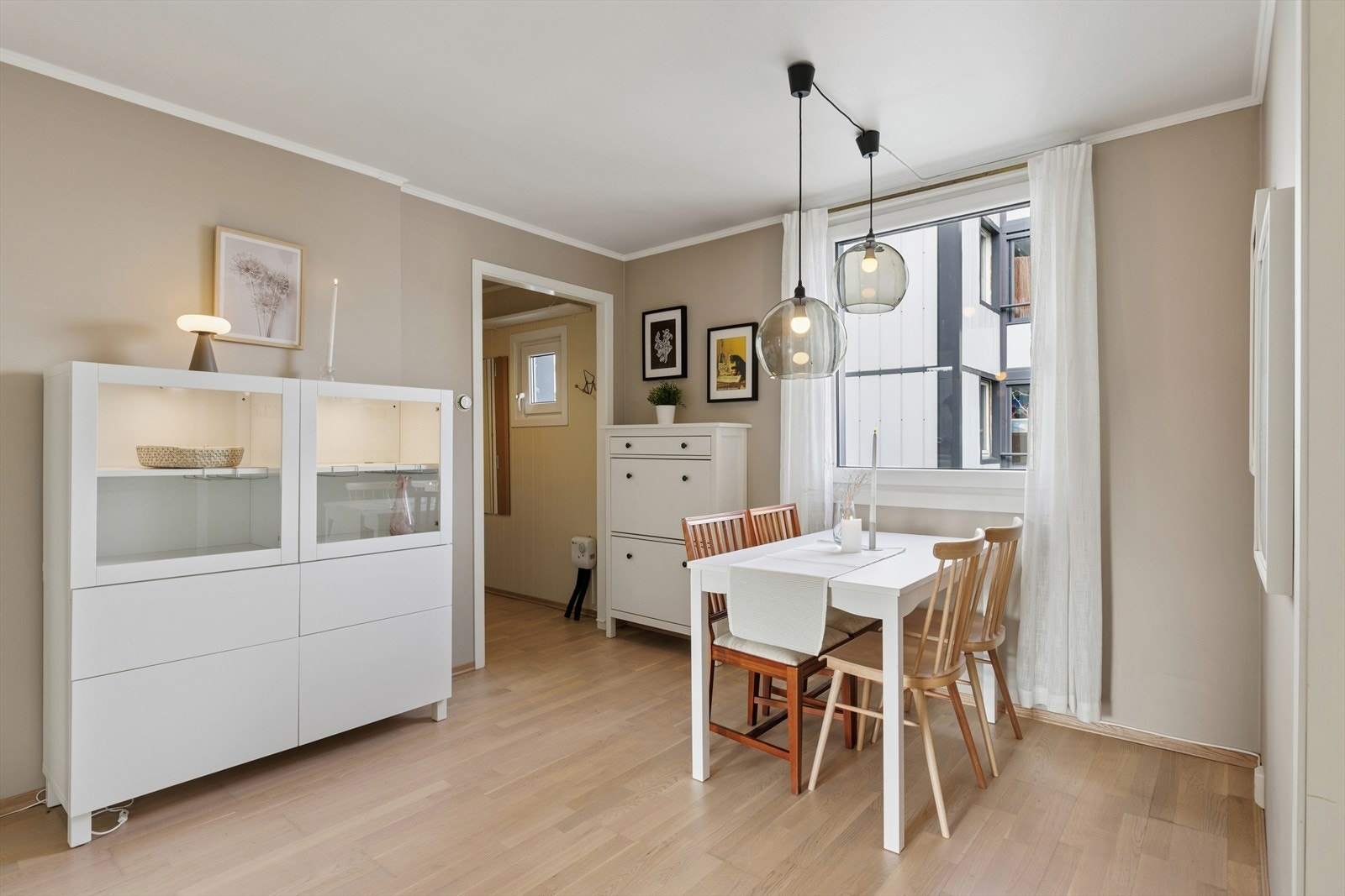 Spisestuen har plass til et hyggelig spisebord og fungerer som et bindeledd i leiligheten. Galleribilde