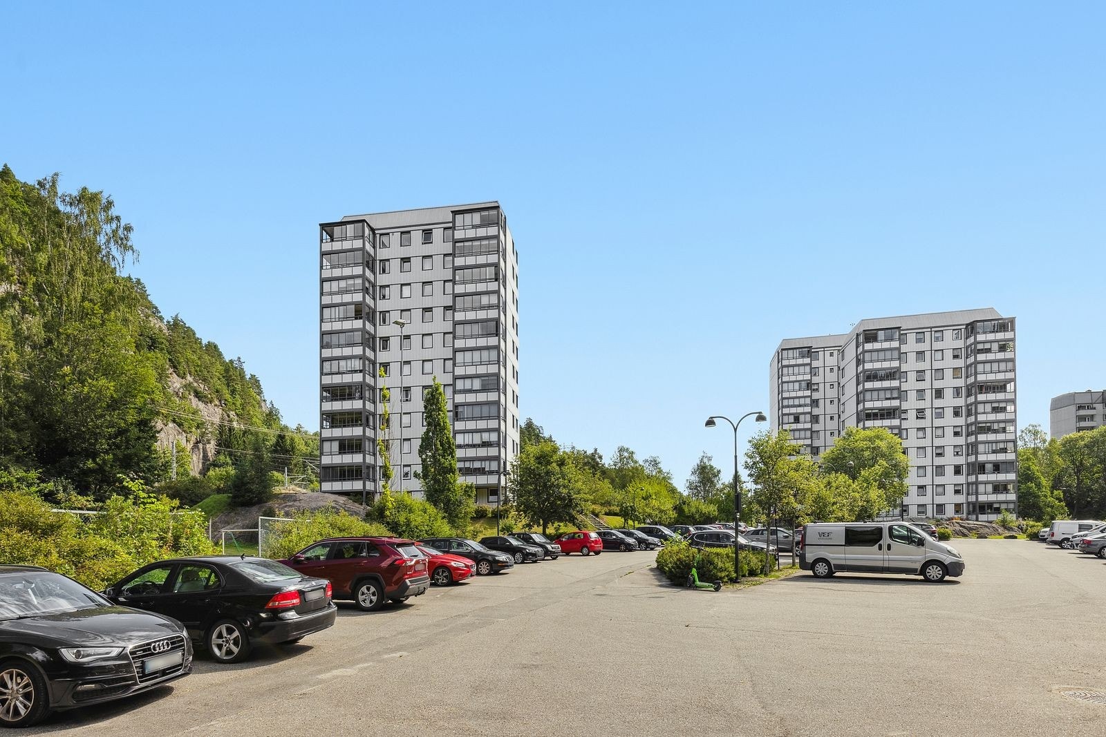 Borettslaget har felles parkeringsplass og EL-bil ladere. Parkeringskort følger leilighet. Ikke fast plass, men rett til parkering. Galleribilde