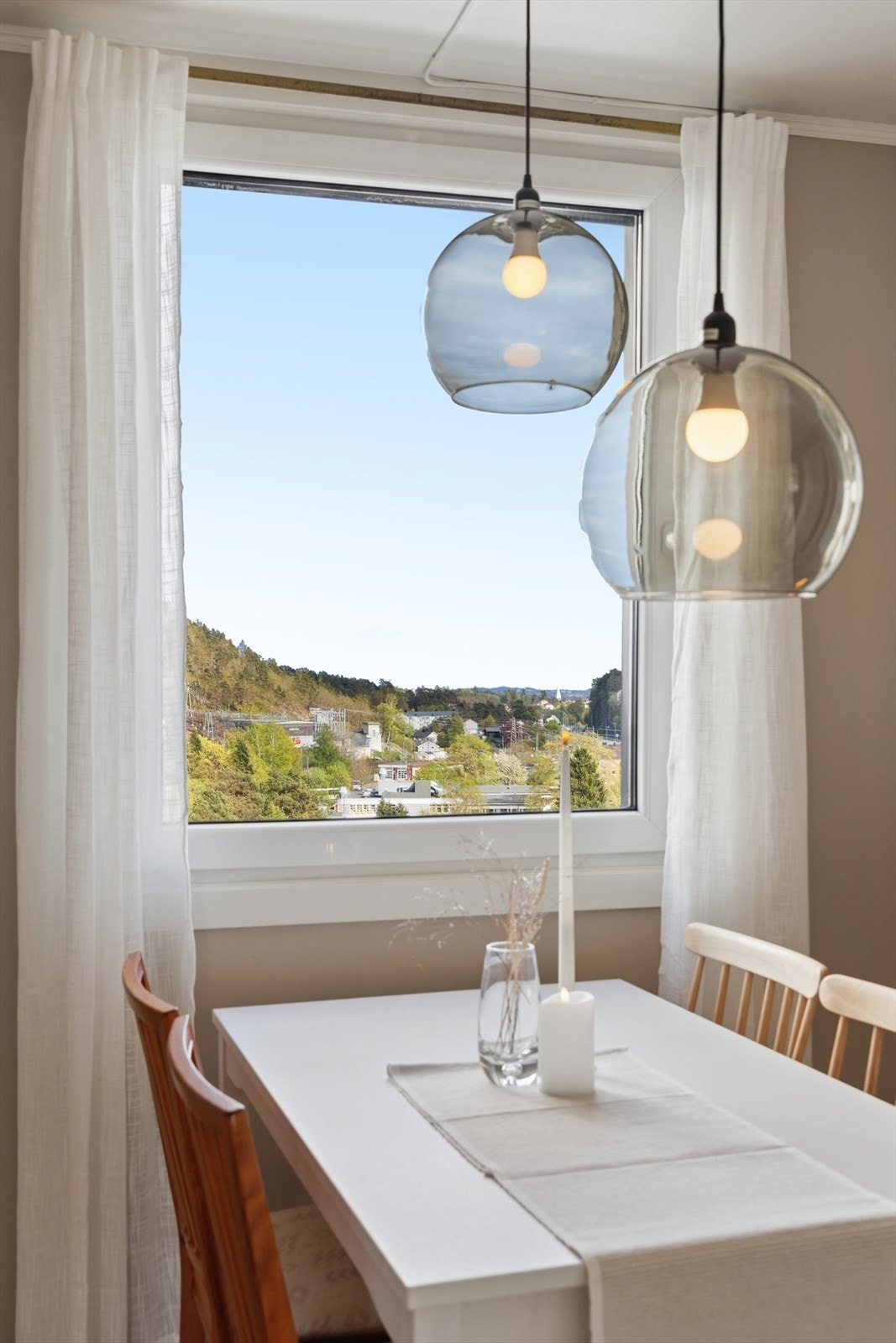 Fra spisestuen har man utsikt mot byen, som gir en fin kontrast til naturutsikten fra stuen og balkongen. Galleribilde