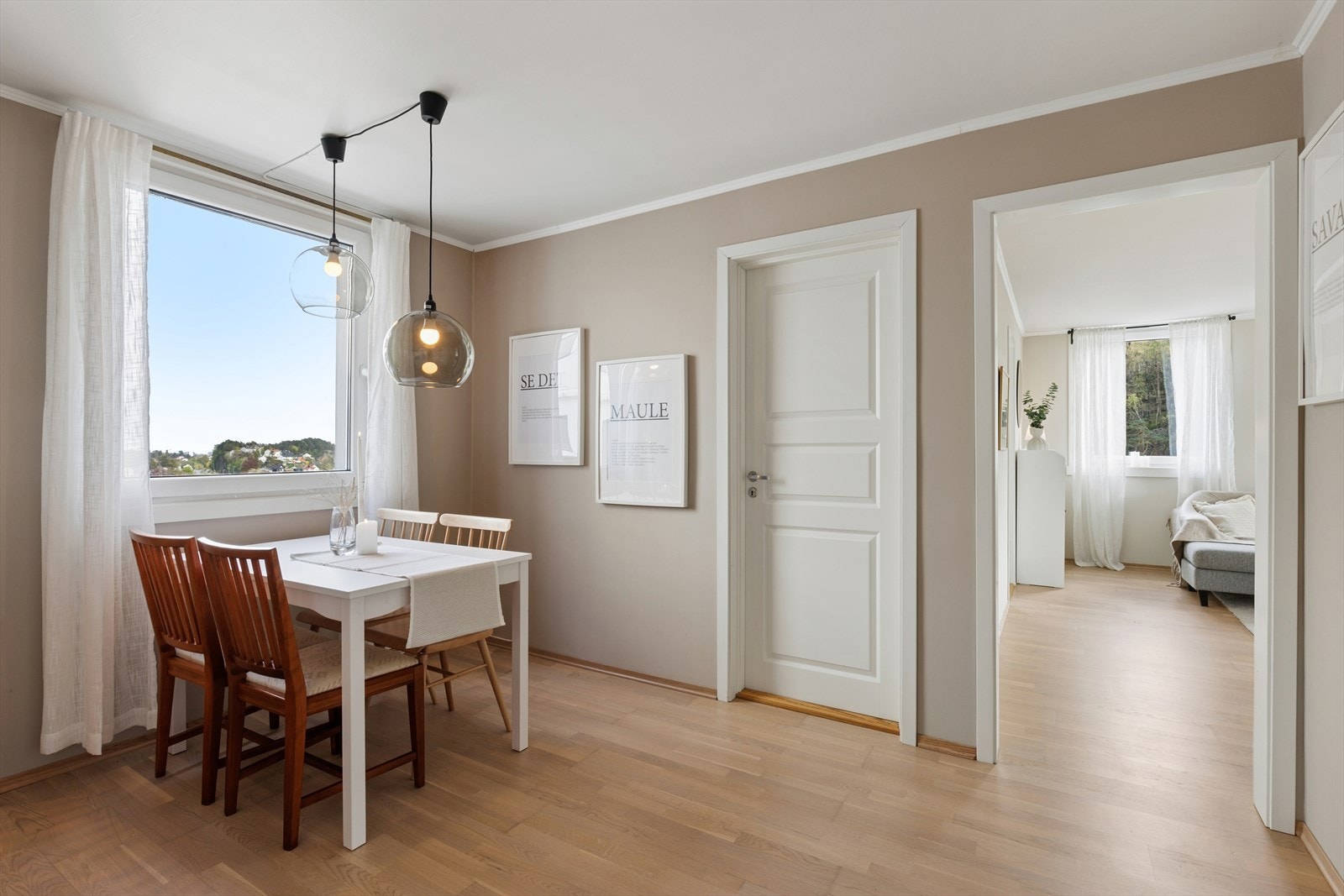 Spisestuen er et lyst og sentralt rom i leiligheten, med adkomst til både stue og soveromsavdeling. Galleribilde