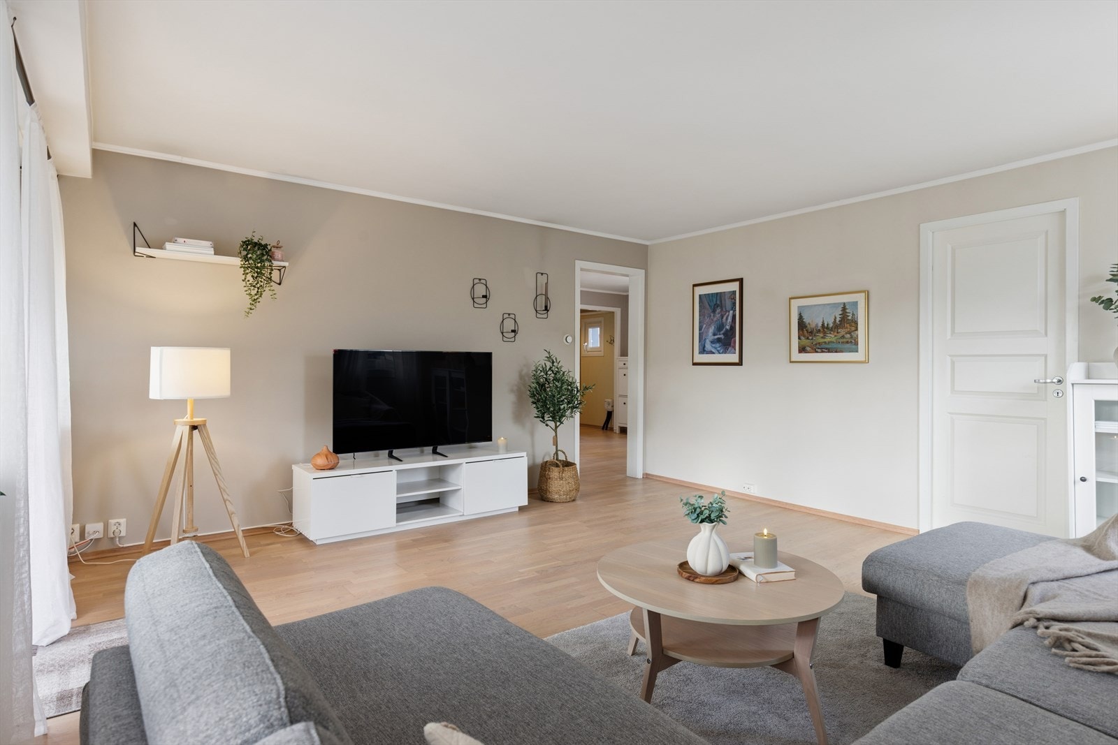 Fra stuen er det en naturlig overgang til leilighetens øvrige rom. Overflatene har slette, malte vegger og parkett på gulvet. Galleribilde