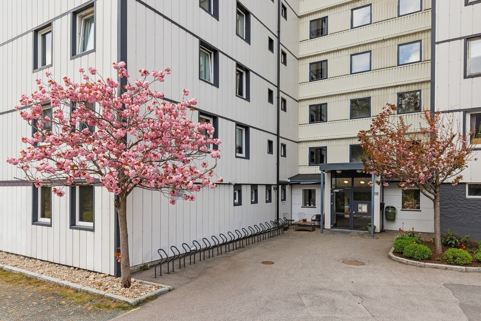 Bygget har heis og parkering skjer på felle parkeringsplass. Busstopp med direkte linje til sentrum og UiA ligger like utenfor. Galleribilde