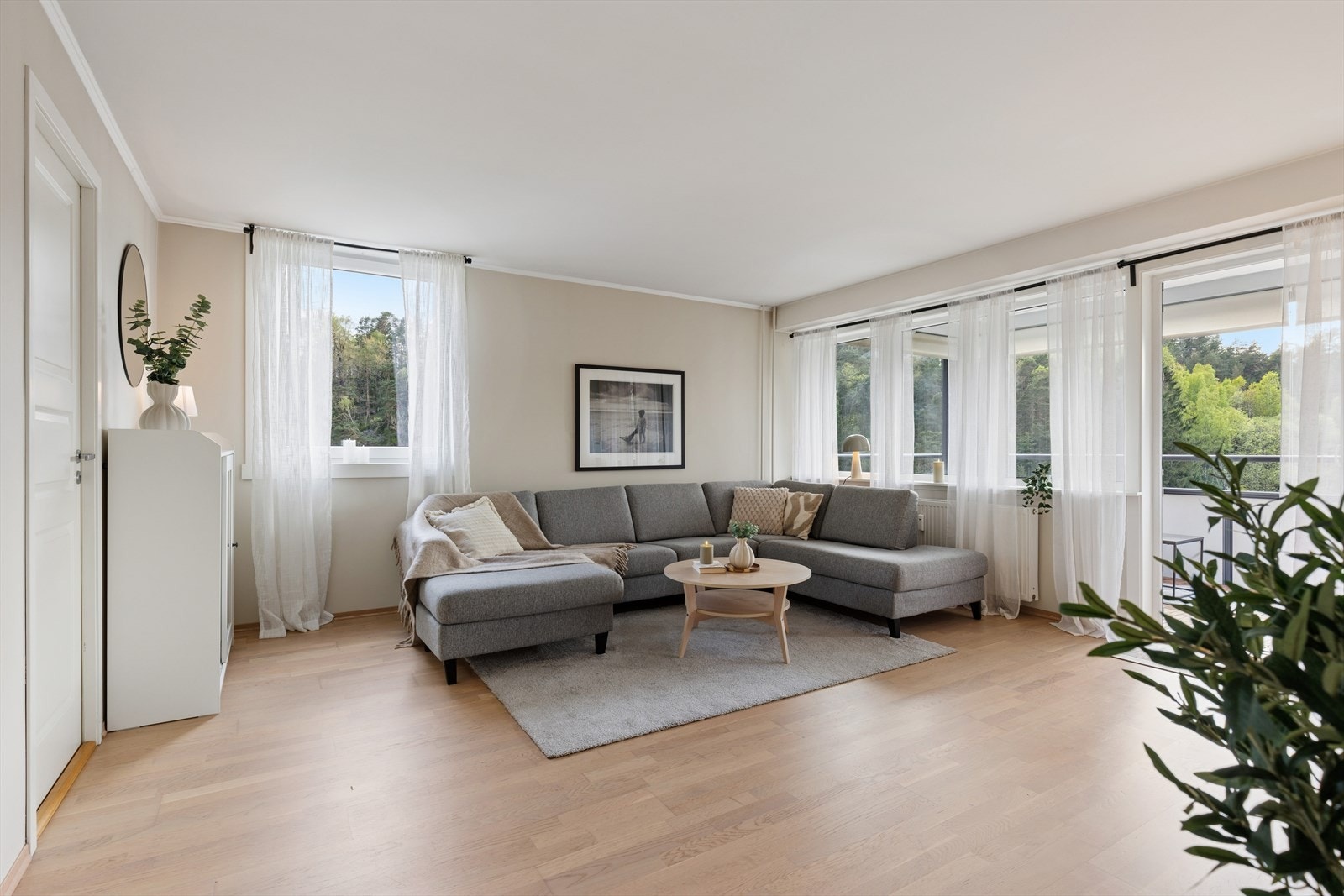 Stuen har god plass til en romslig sofagruppe. Oppvarming skjer via en radiator med vannbåren varme, som er inkludert i fellesutgiftene. Galleribilde
