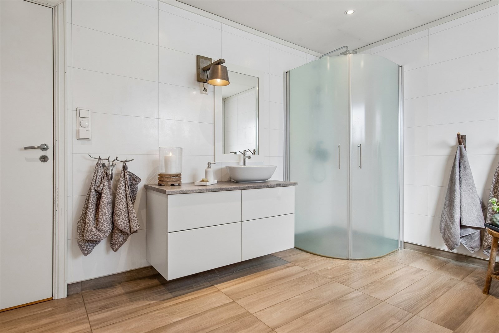 Badet ble oppgradert i 2014 og har flislagt gulv med gulvvarme og baderomsplater på vegg. Galleribilde
