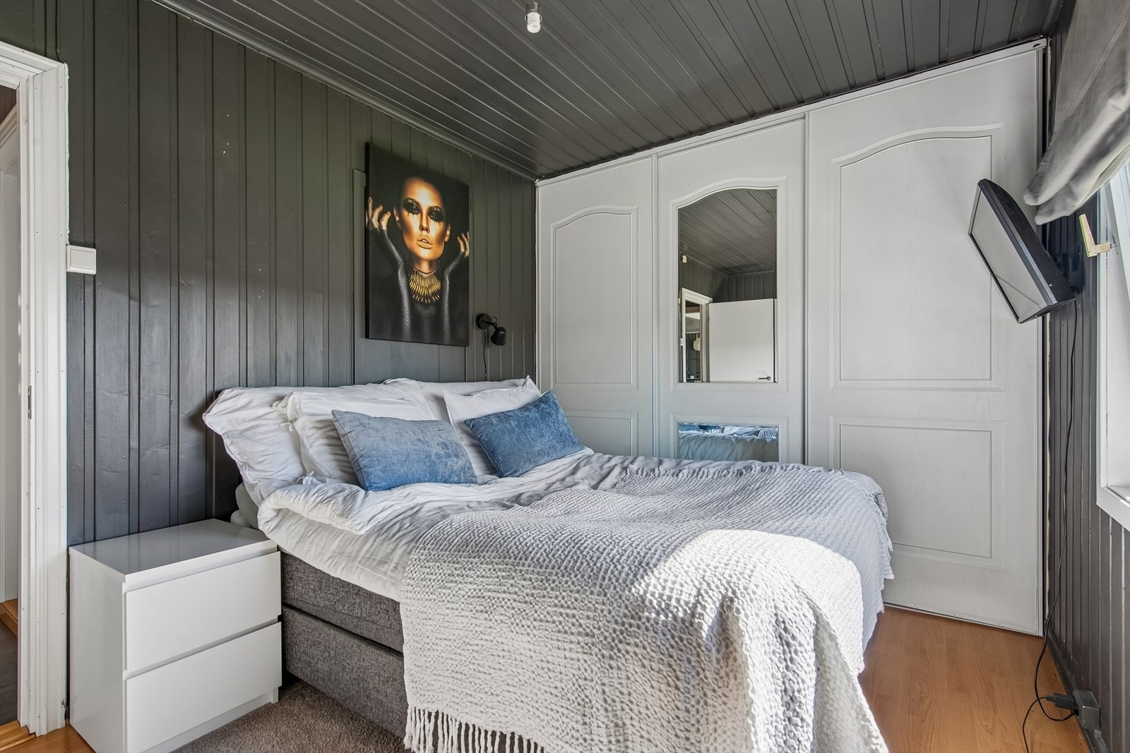 Rommet har panel på vegger og i tak, som gir en lun følelse. Galleribilde