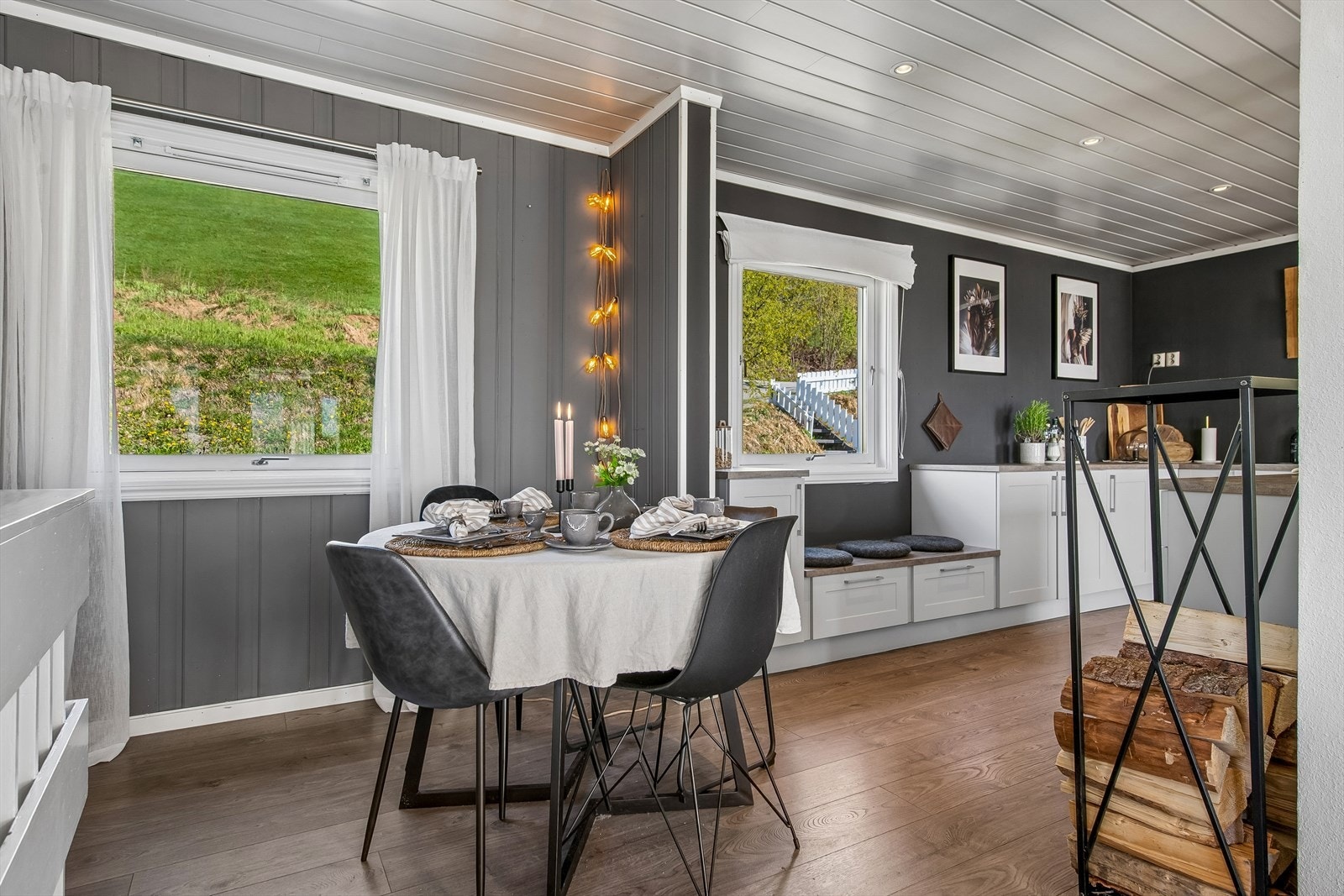 En naturlig plass for spisestuen i tilknytning til både kjøkkenet og stuen. Galleribilde